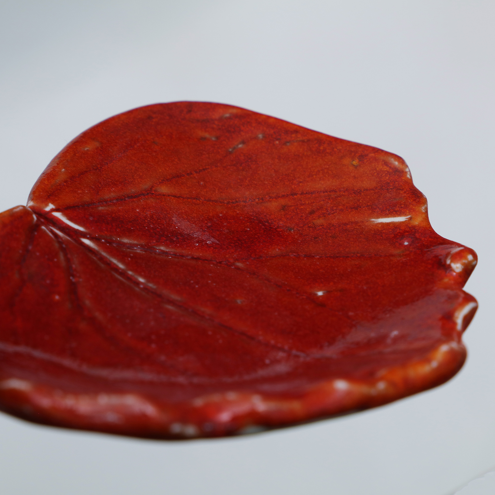 Detail kleines Deko Blatt Schale Schmuck Seife rot Glasur Weichporzellan Ahorn Unikat