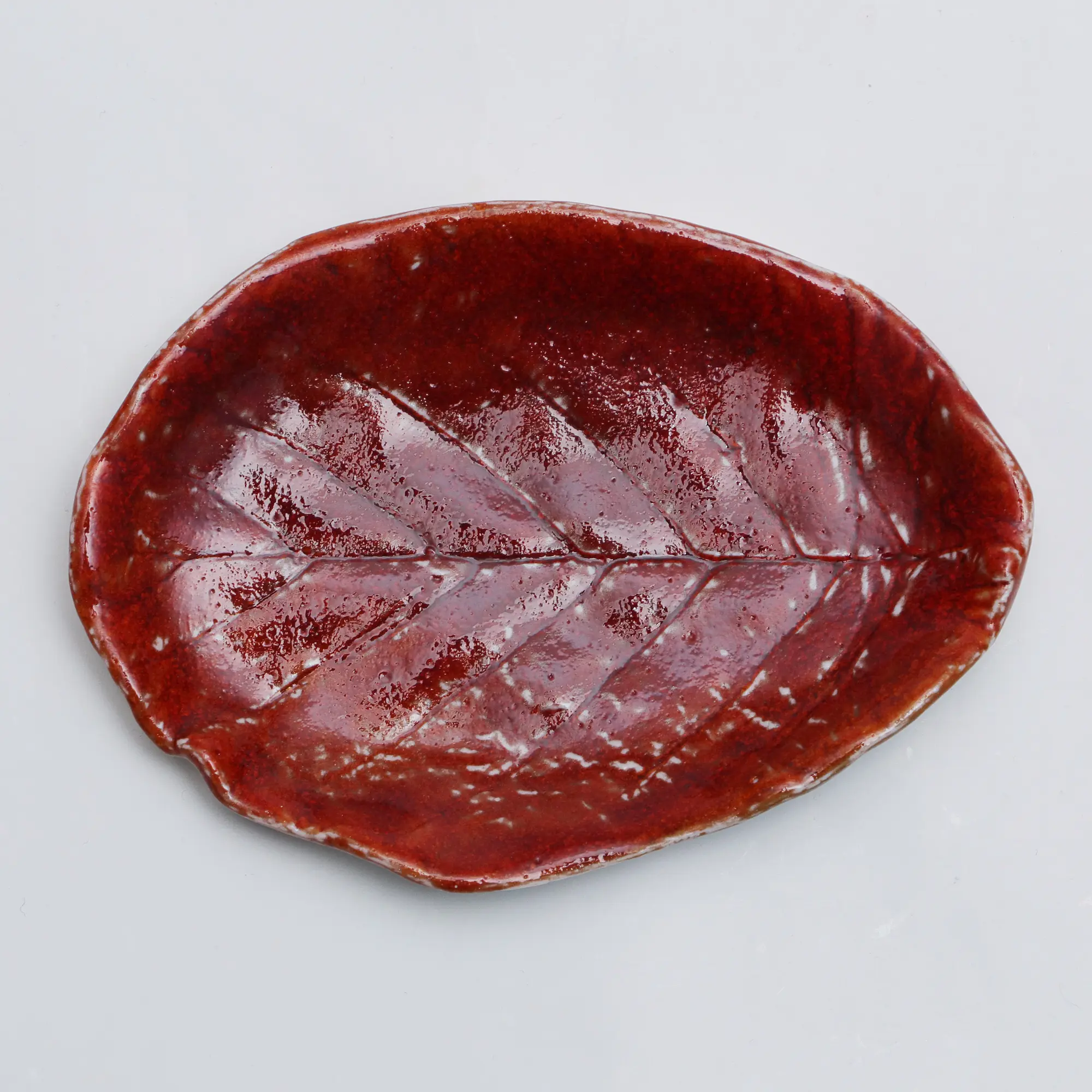 Nahaufnahme kleines Deko Blatt Schale Schmuck Seife rot Glasur Weichporzellan Kunst Unikat