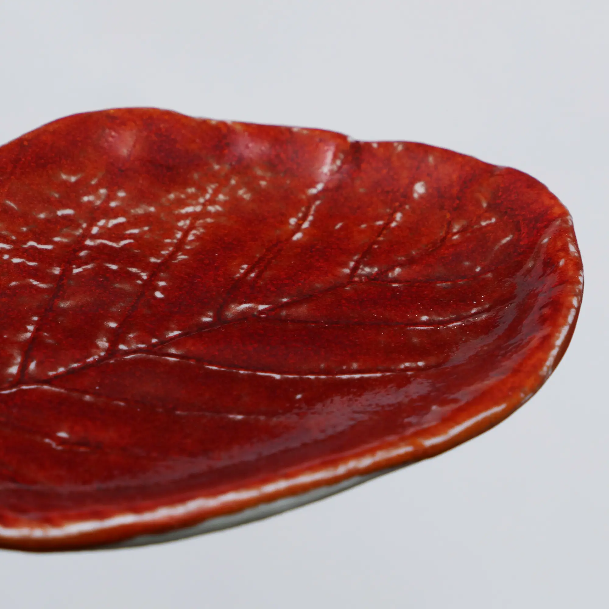 Nahaufnahme kleines Deko Blatt Schale Schmuck Seife rot Glasur Weichporzellan Kunst Unikat