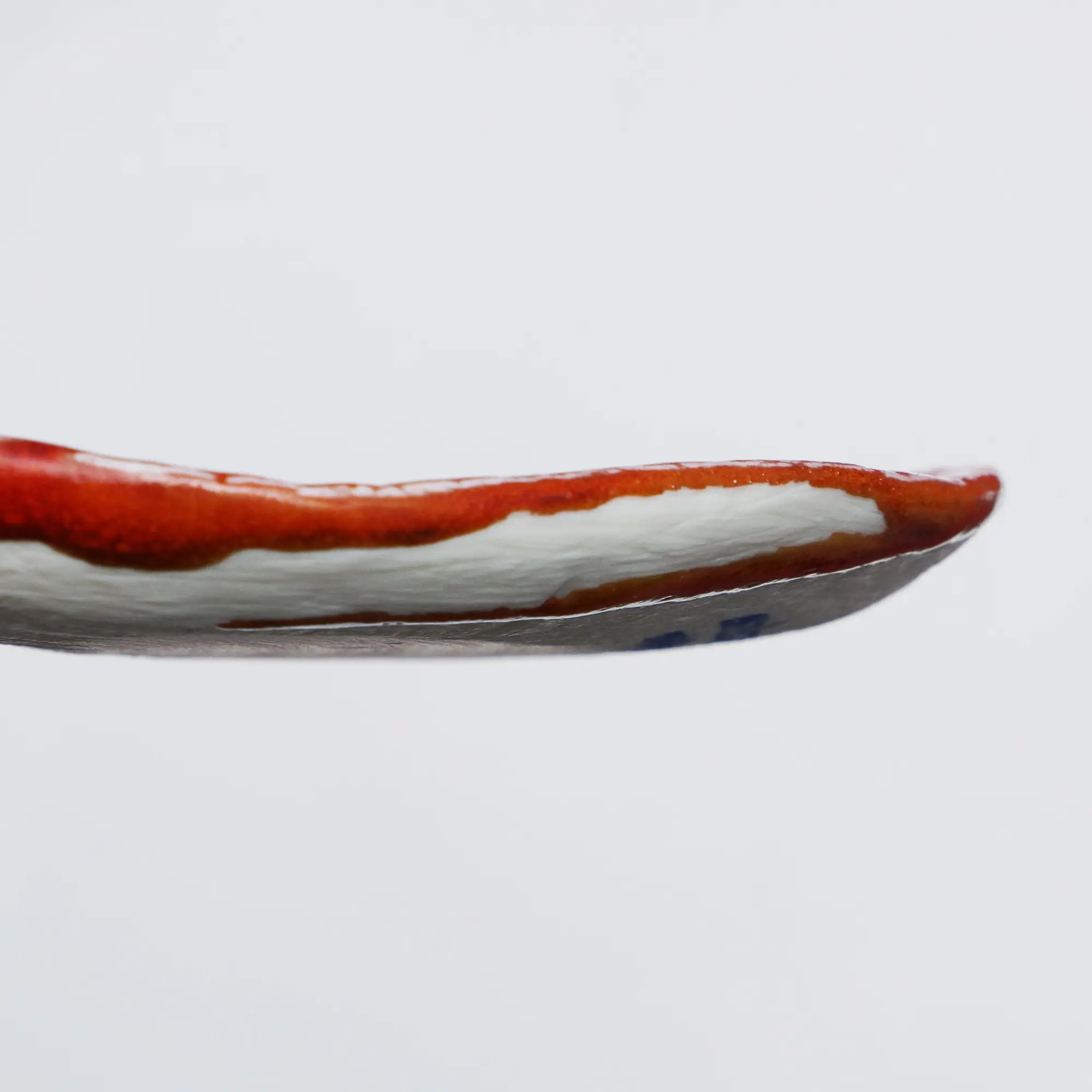 Nahaufnahme kleines Deko Blatt Schale Schmuck Seife rot Glasur Weichporzellan Kunst Unikat