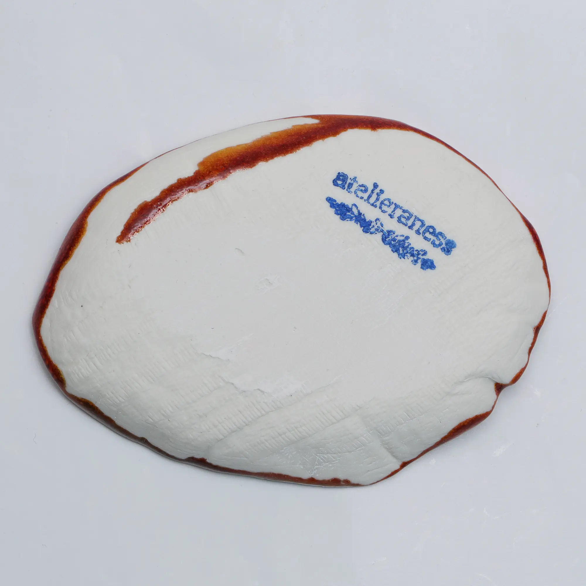 Nahaufnahme kleines Deko Blatt Schale Schmuck Seife rot Glasur Weichporzellan Kunst Unikat