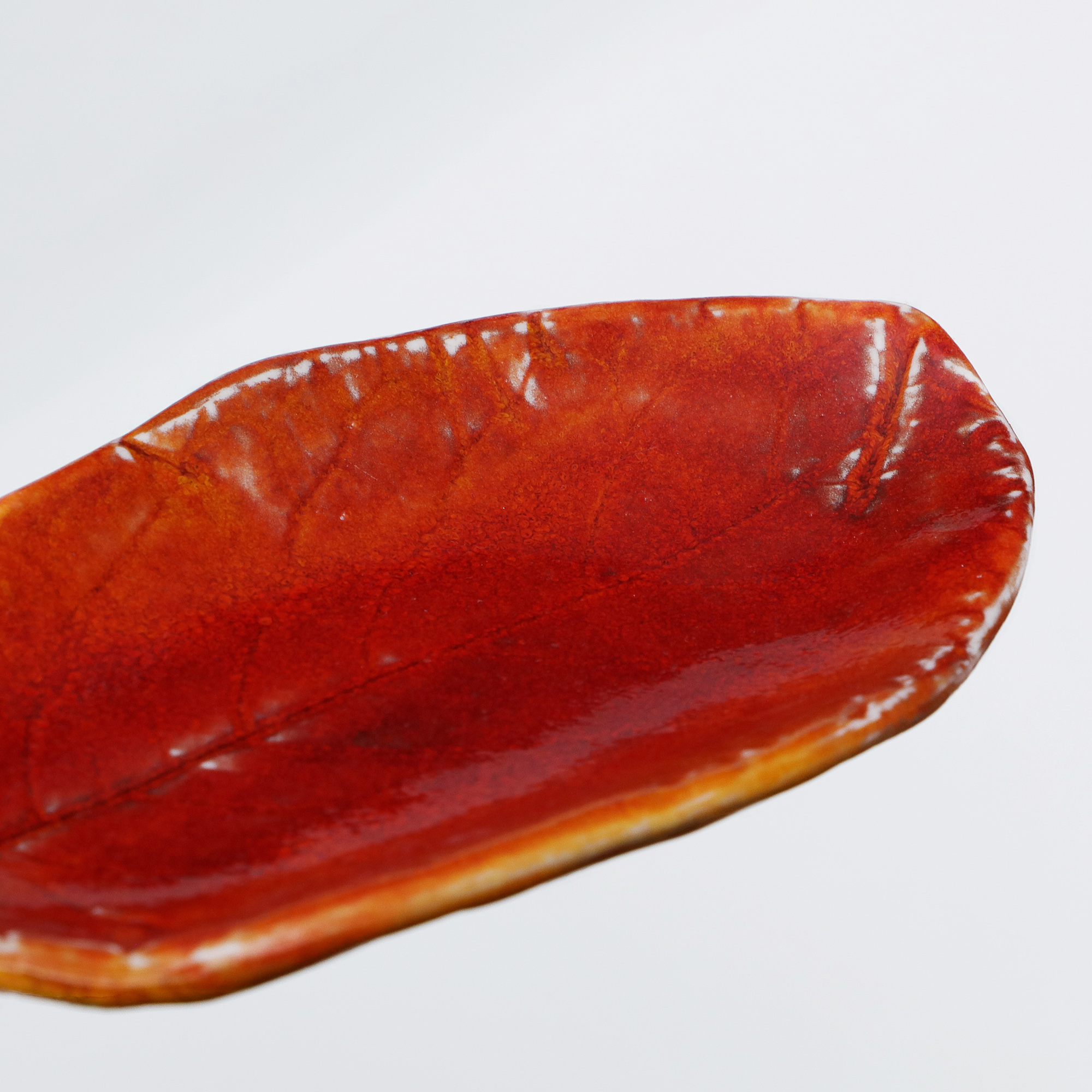 Detail kleines Deko Blatt Schale Schmuck Seife rot Glasur Weichporzellan Kunst Unikat