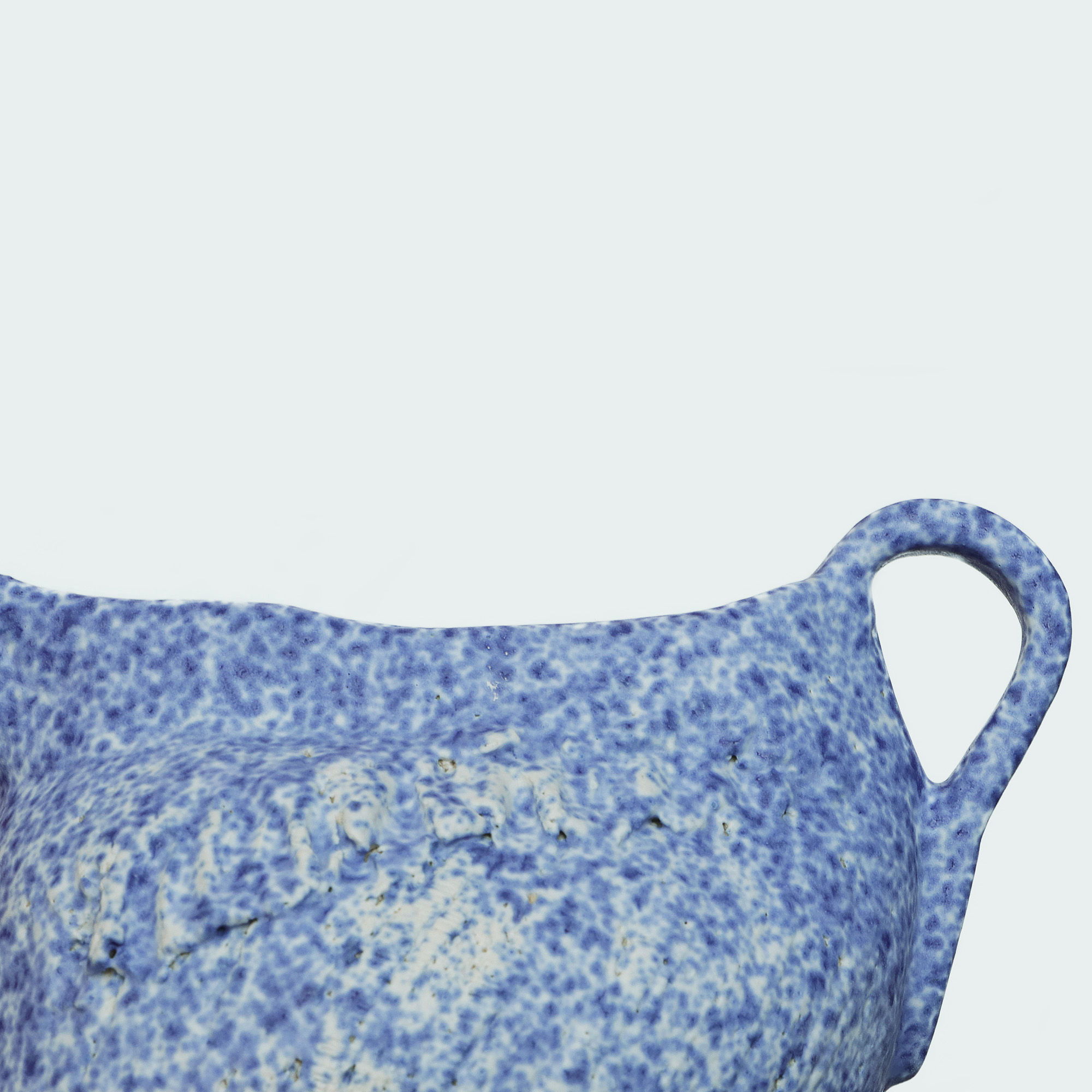 Nahaufnahme Blau weiß Künstler Teekanne Deko Blumen Vase Keramik Steinzeug abstrakt Kunst