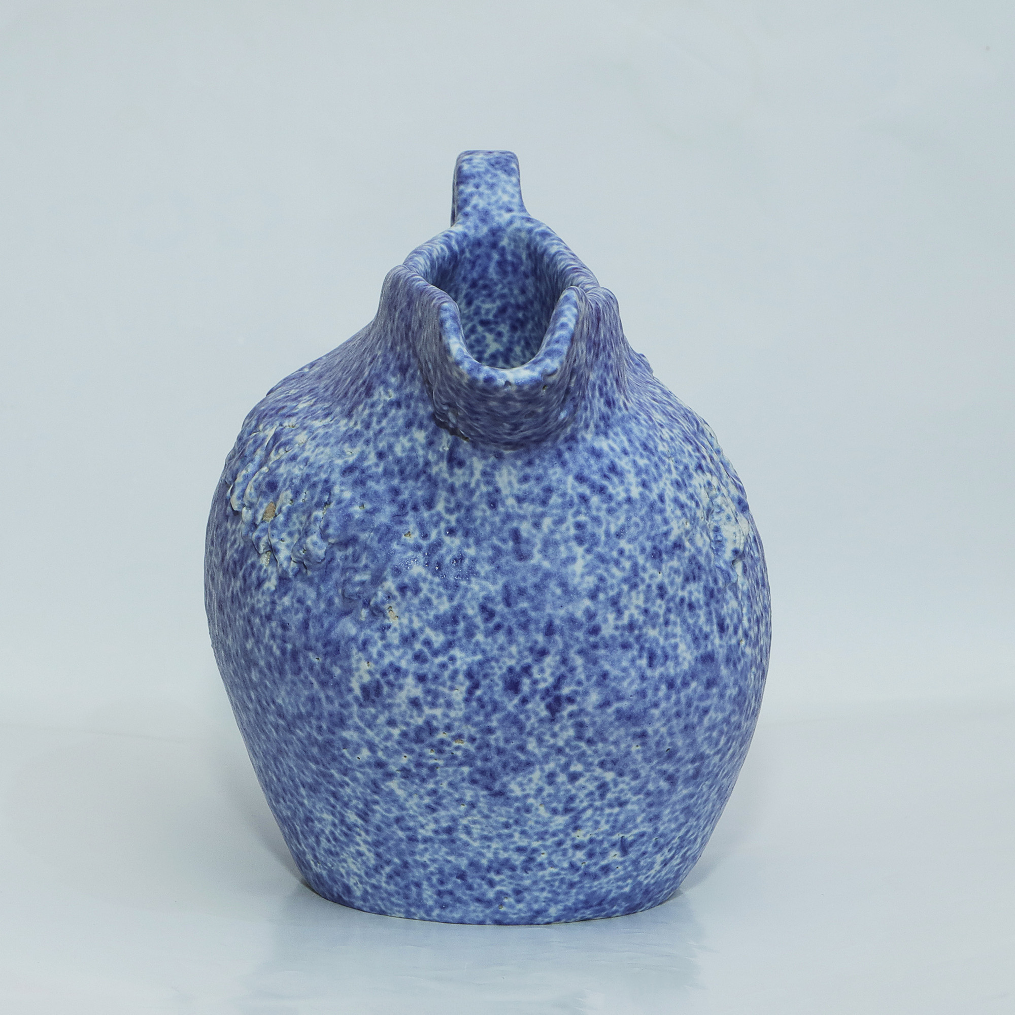 Nahaufnahme Blau weiß Künstler Teekanne Deko Blumen Vase Keramik Steinzeug abstrakt Kunst