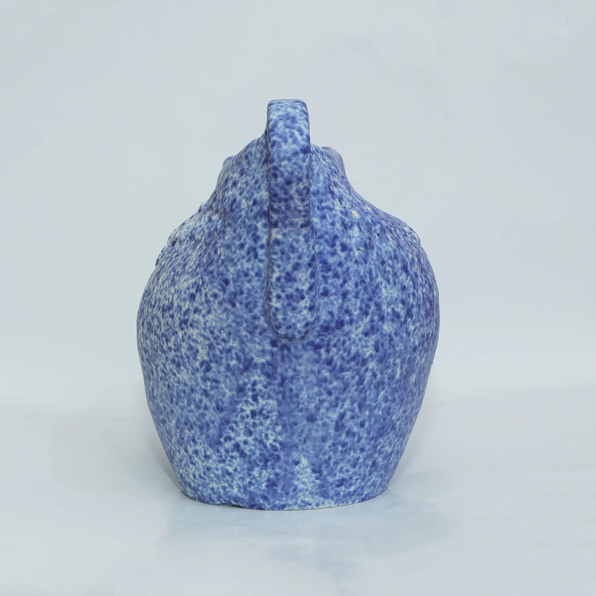 Nahaufnahme Blau weiß Künstler Teekanne Deko Blumen Vase Keramik Steinzeug abstrakt Kunst