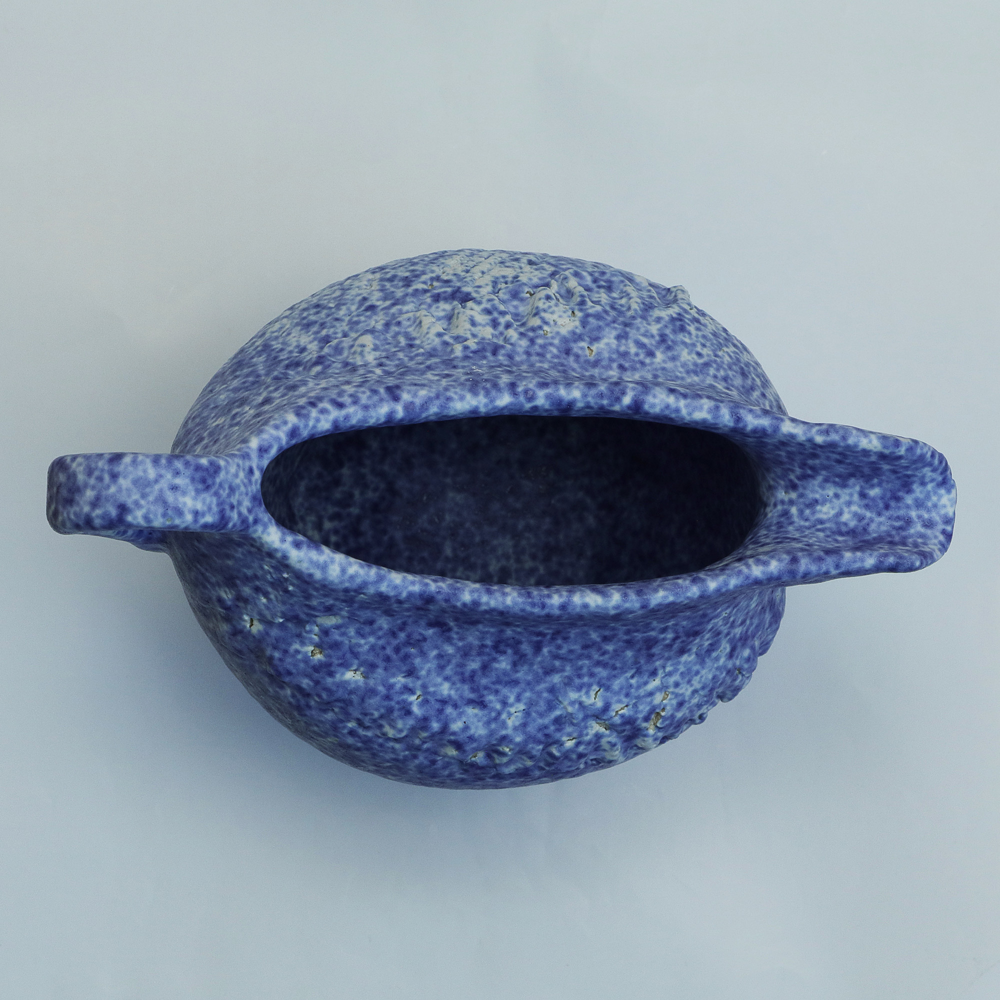 Nahaufnahme Blau weiß Künstler Teekanne Deko Blumen Vase Keramik Steinzeug abstrakt Kunst