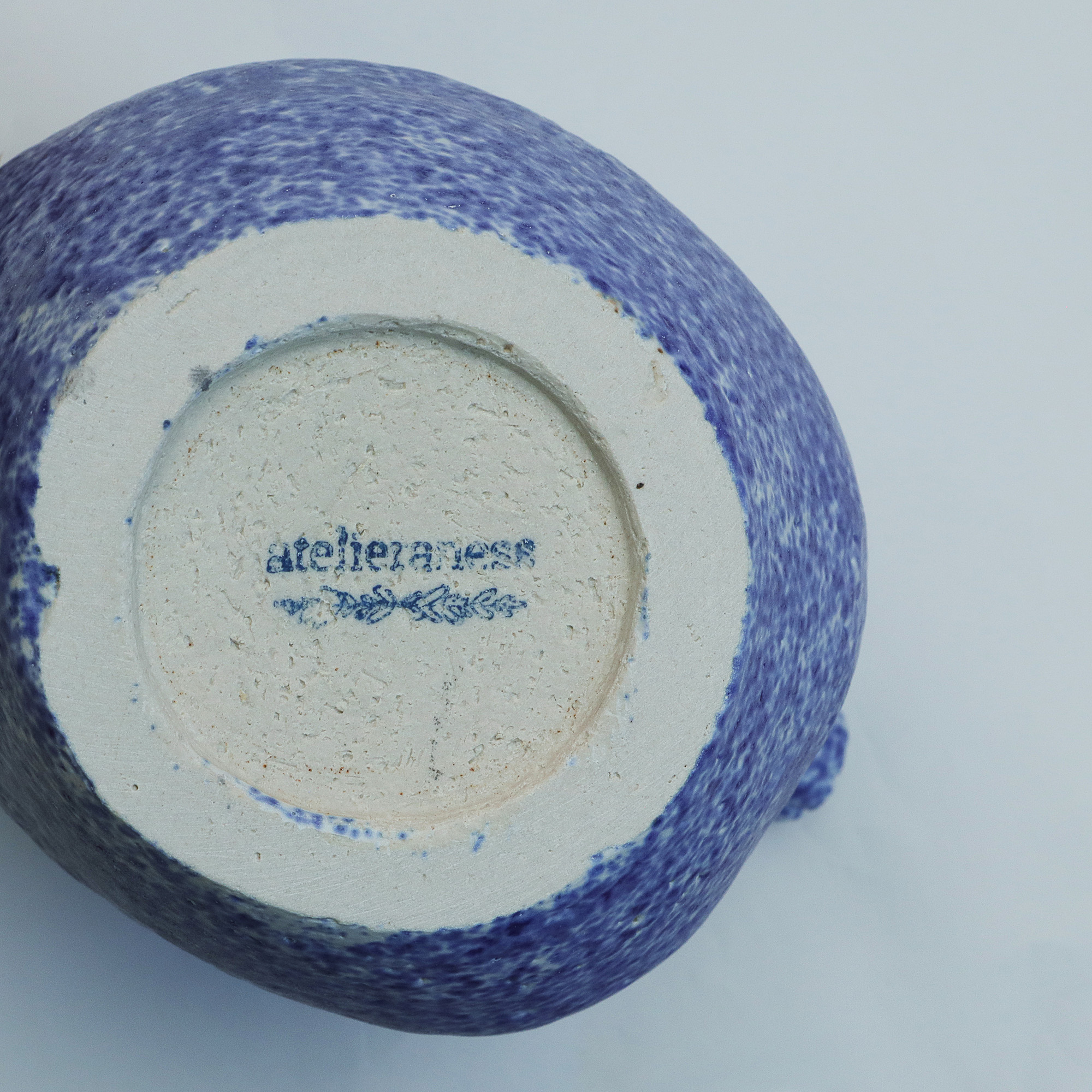 Nahaufnahme Blau weiß Künstler Teekanne Deko Blumen Vase Keramik Steinzeug abstrakt Kunst