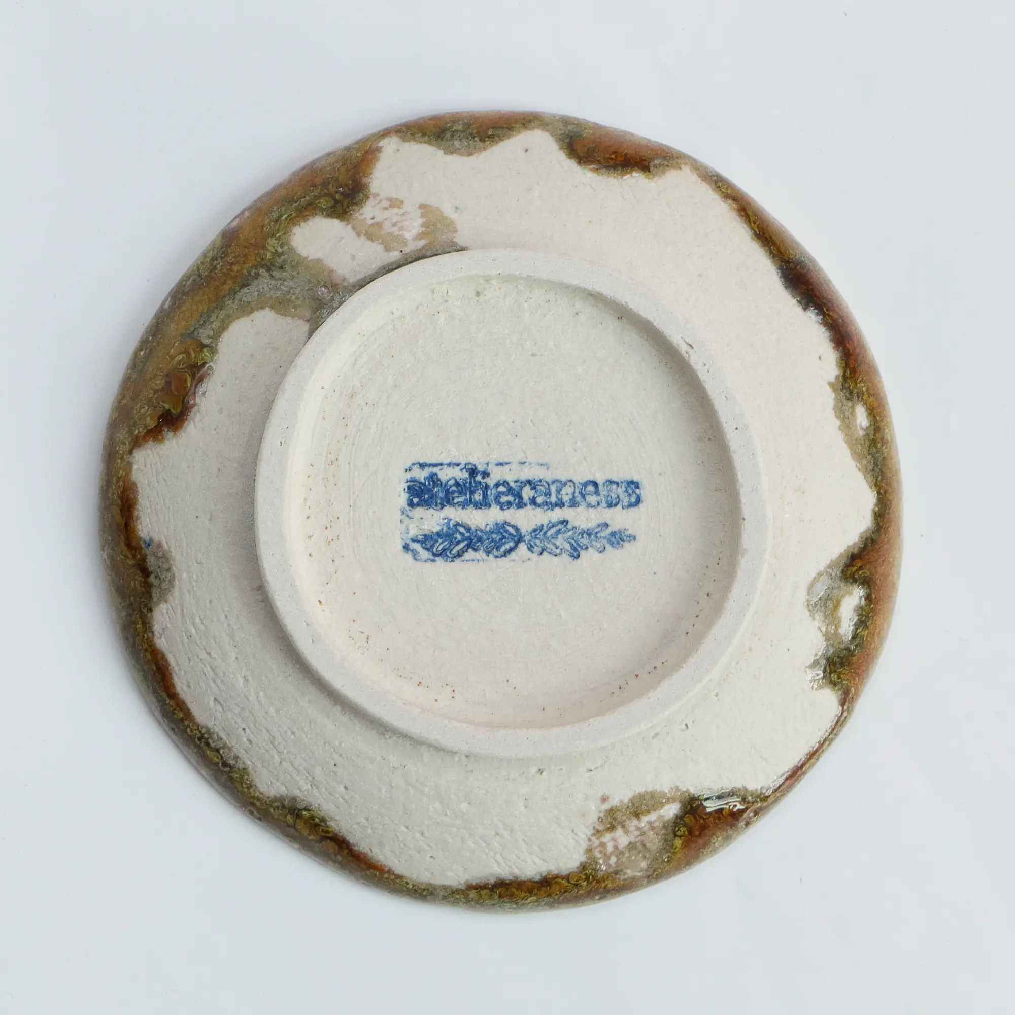 Nahaufnahme Kleine dunkelrote Schmuck Schale Deko Kunst Keramik Steinzeug neon grün rund