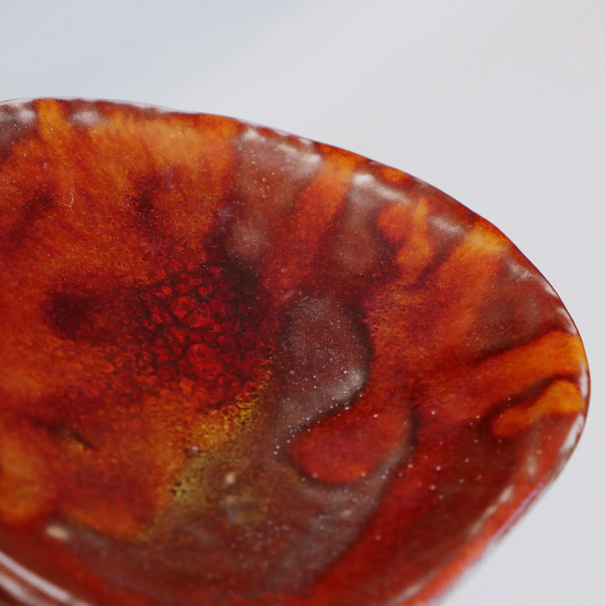 Nahaufnahme Kleine runde dunkelrote orange Schmuck Schale Deko Kunst Keramik Weichporzellan