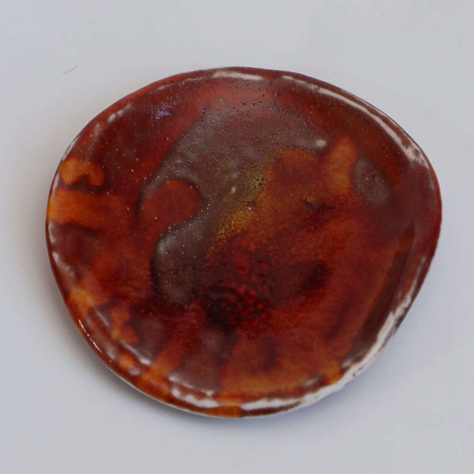 Nahaufnahme Kleine runde dunkelrote orange Schmuck Schale Deko Kunst Keramik Weichporzellan