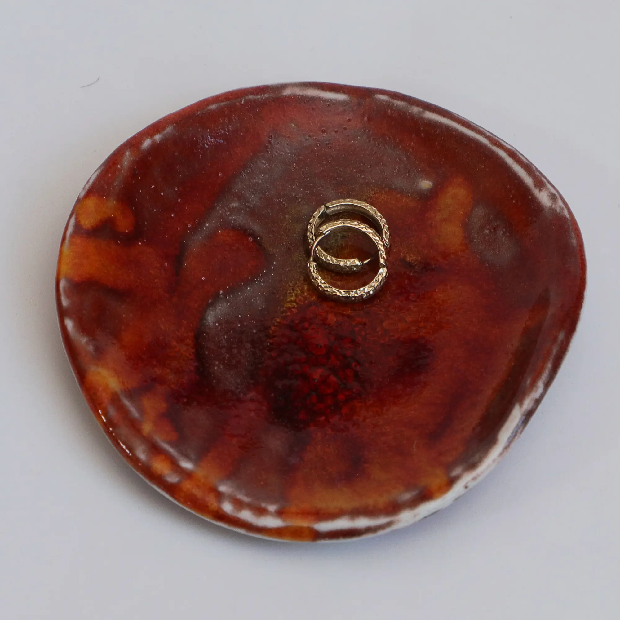 Nahaufnahme Kleine runde dunkelrote orange Schmuck Schale Deko Kunst Keramik Weichporzellan