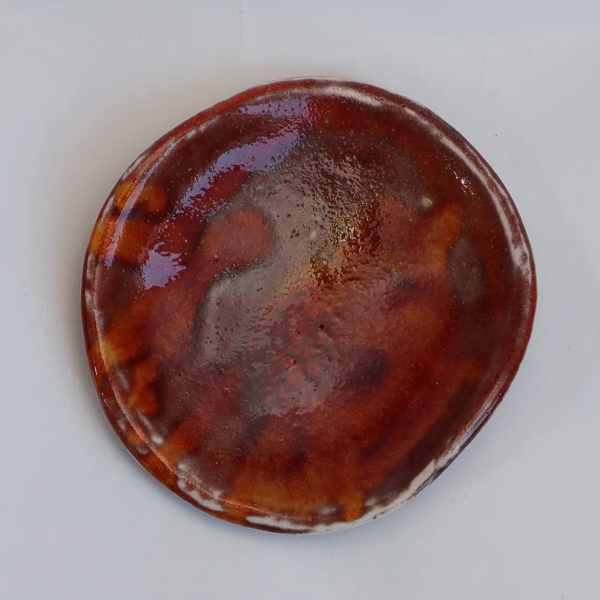 Nahaufnahme Kleine runde dunkelrote orange Schmuck Schale Deko Kunst Keramik Weichporzellan