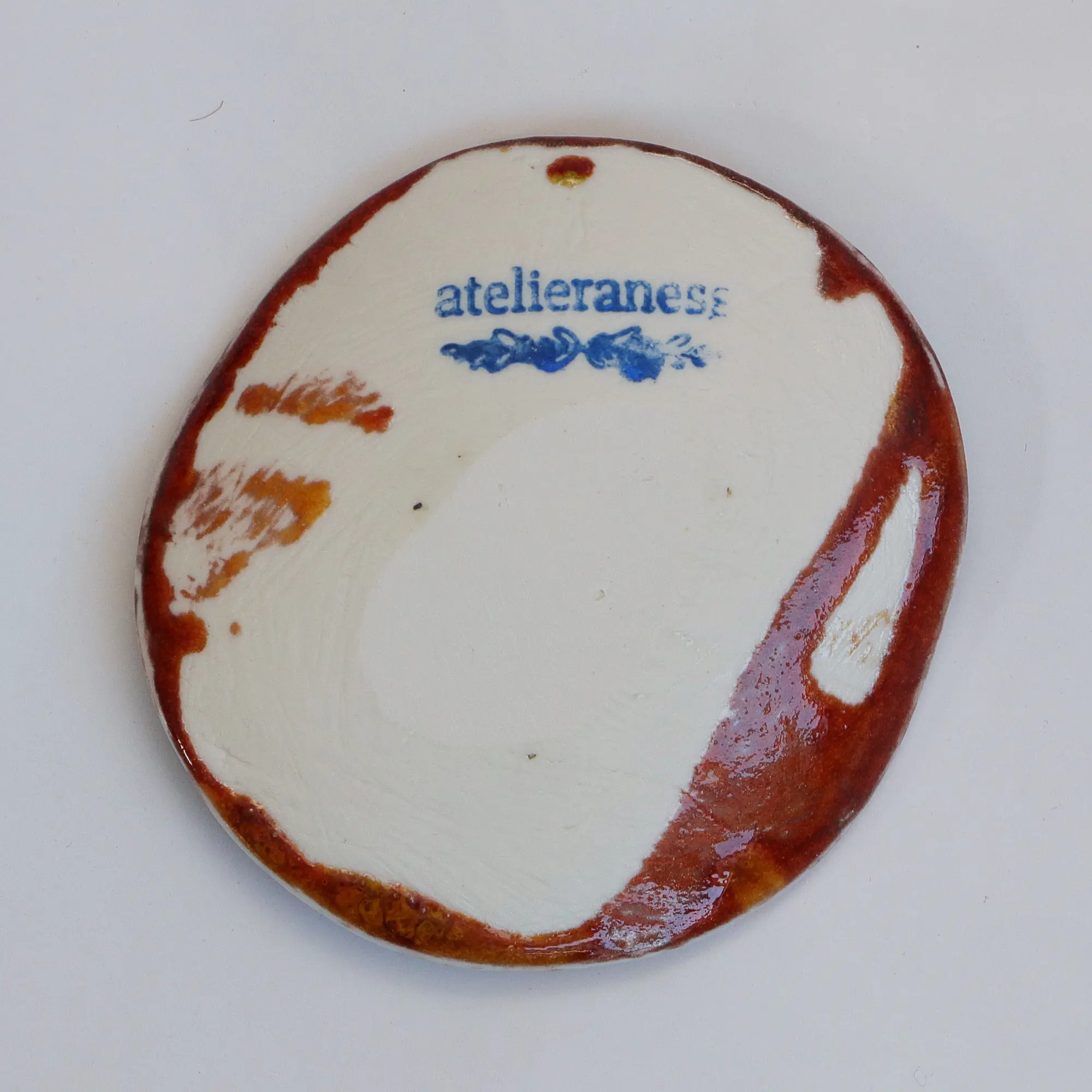 Nahaufnahme Kleine runde dunkelrote orange Schmuck Schale Deko Kunst Keramik Weichporzellan