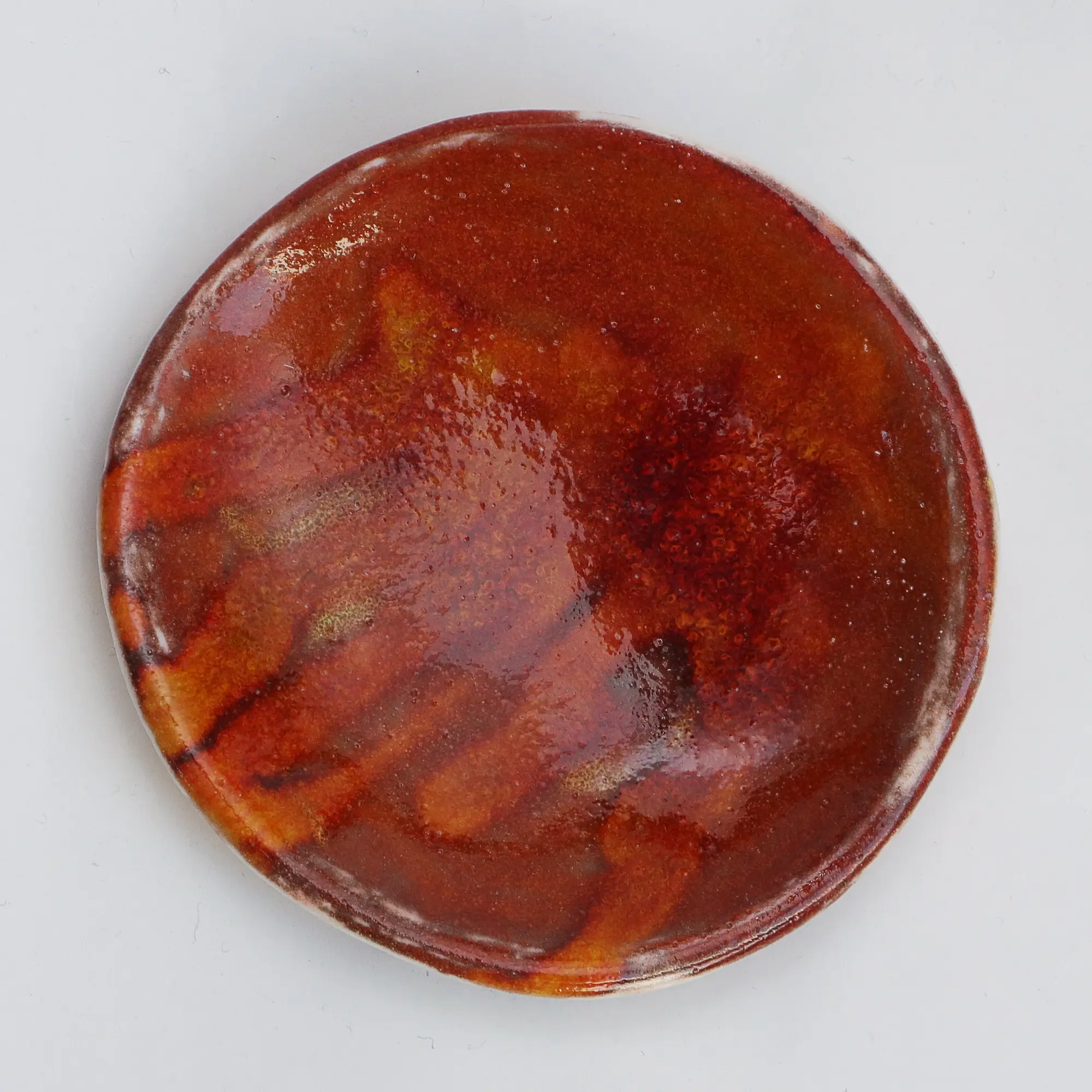 Nahaufnahme Kleine runde dunkelrote orange Schmuck Schale Deko Kunst Keramik Weichporzellan