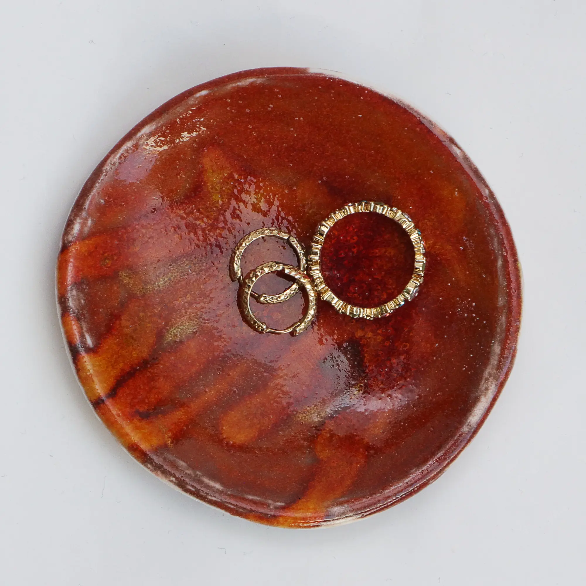 Nahaufnahme Kleine runde dunkelrote orange Schmuck Schale Deko Kunst Keramik Weichporzellan