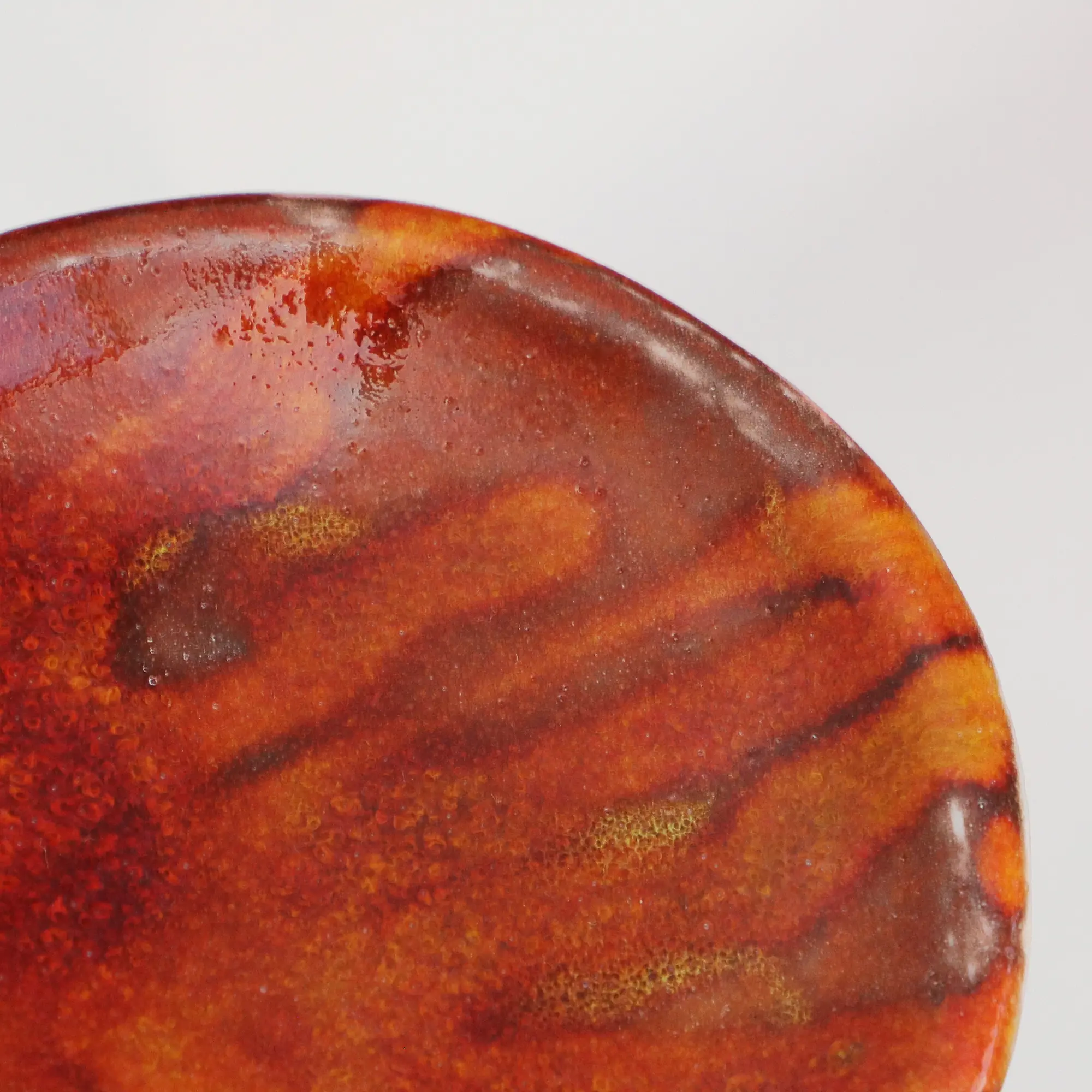 Nahaufnahme Kleine runde dunkelrote orange Schmuck Schale Deko Kunst Keramik Weichporzellan