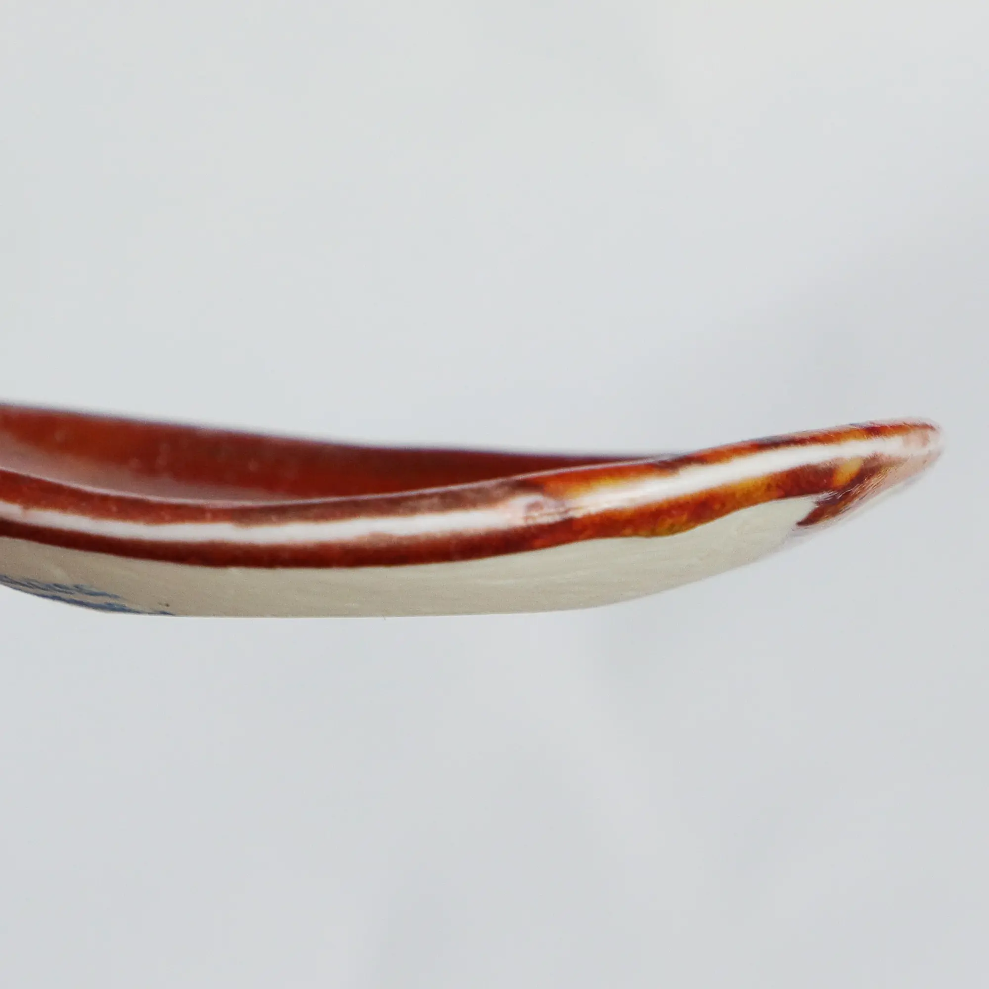 Nahaufnahme Kleine runde dunkelrote orange Schmuck Schale Deko Kunst Keramik Weichporzellan