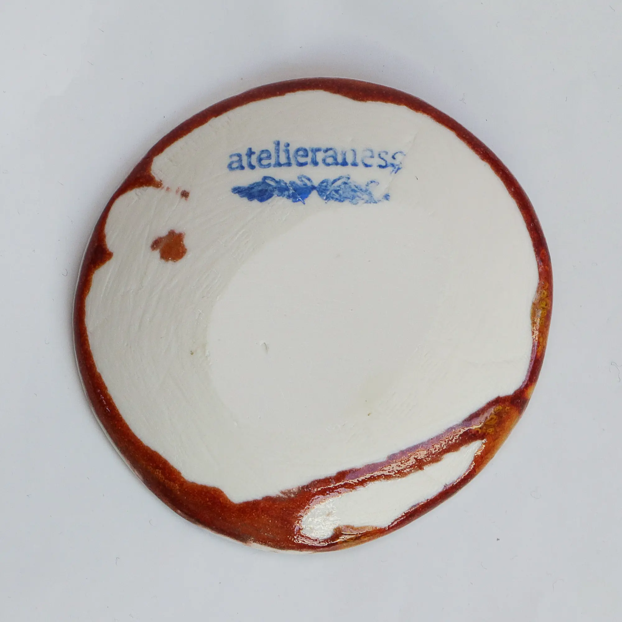 Nahaufnahme Kleine runde dunkelrote orange Schmuck Schale Deko Kunst Keramik Weichporzellan