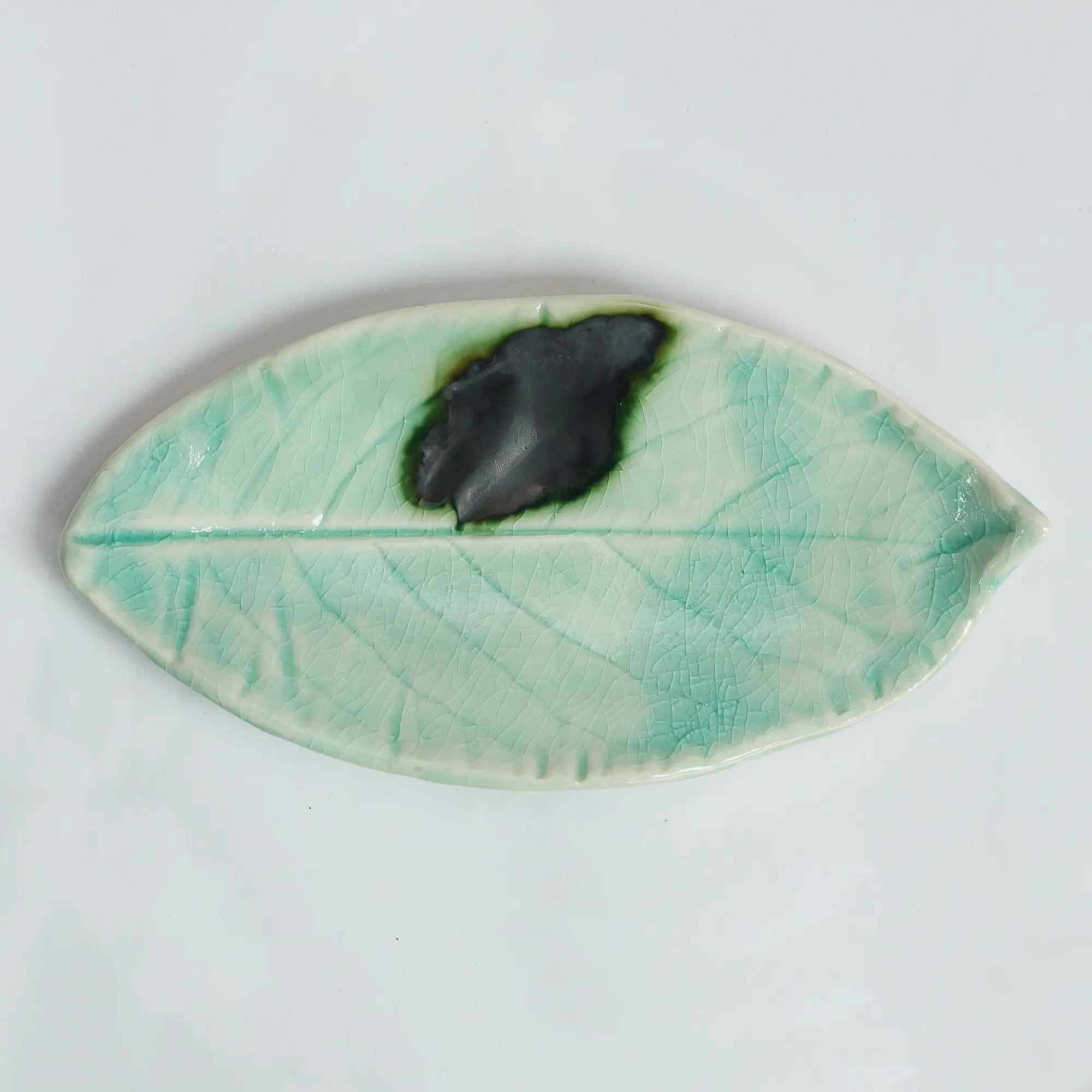 Nahaufnahme kleines Deko Blatt Schale Schmuck Seife türkis Weichporzellan Einzelstück Art