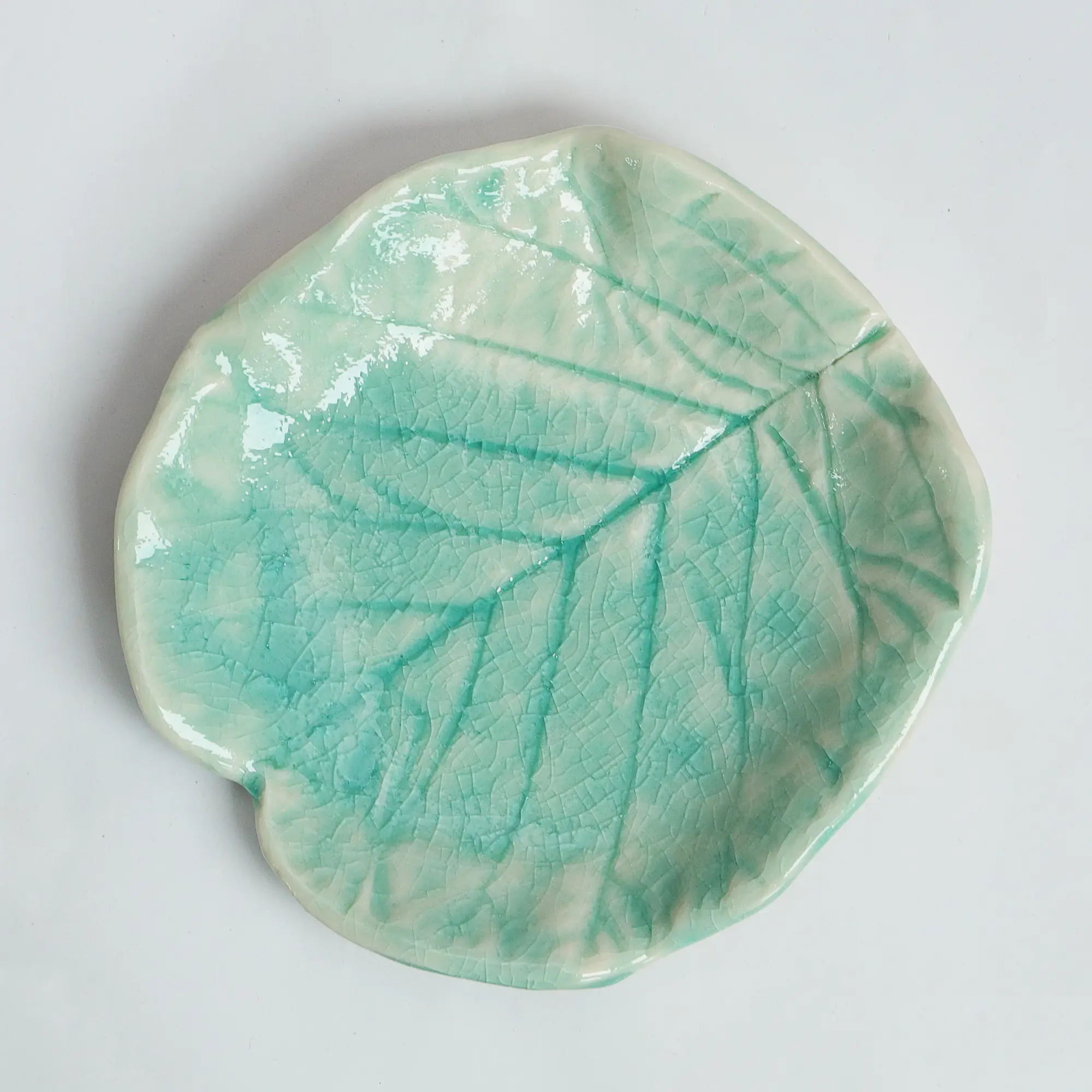 Nahaufnahme kleines Deko Blatt Schale Schmuck Seife türkis Weichporzellan Einzelstück Art