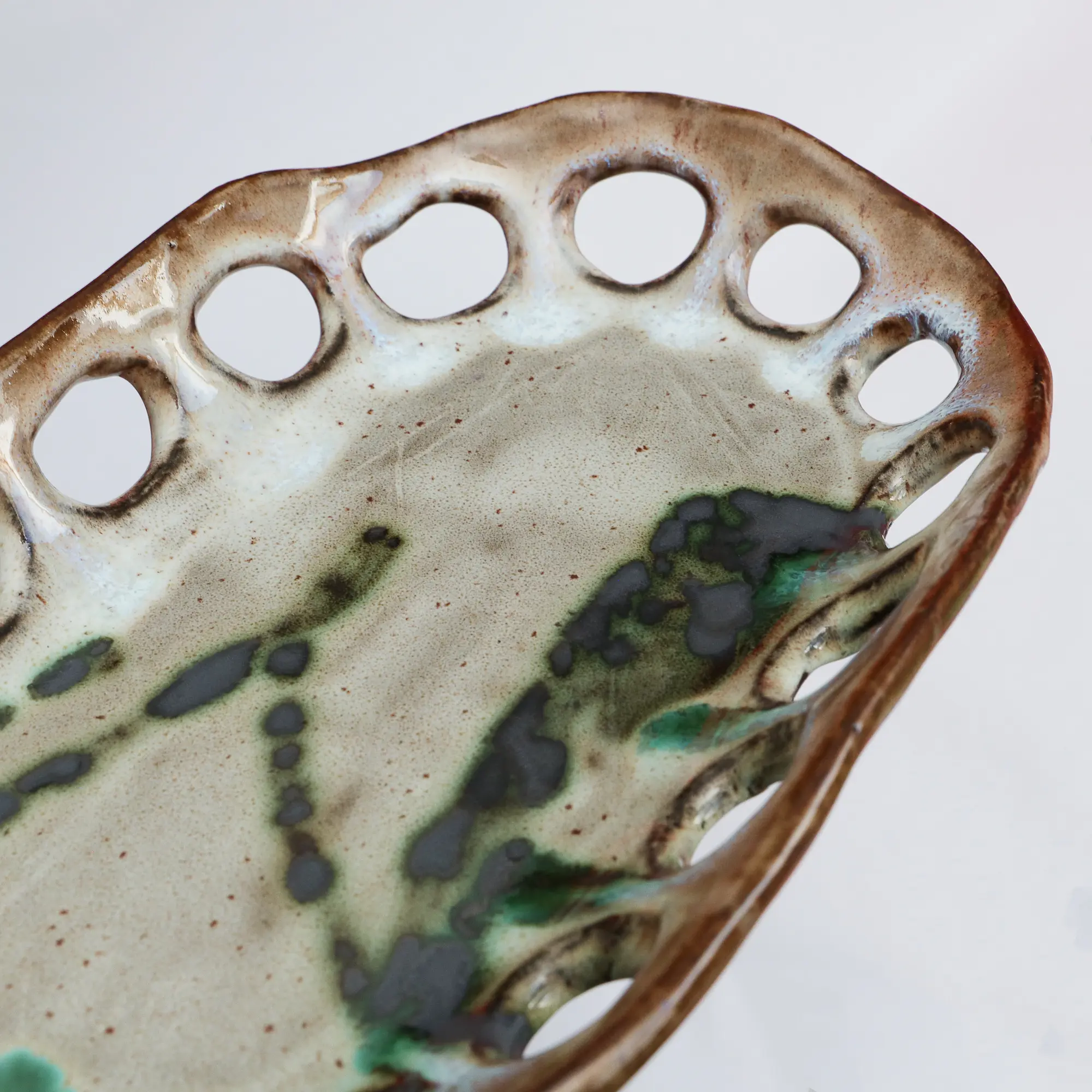 Nahaufnahme Große Künstler Obst Deko Schale Keramik schwarz Steinzeug oval abstrakt beige