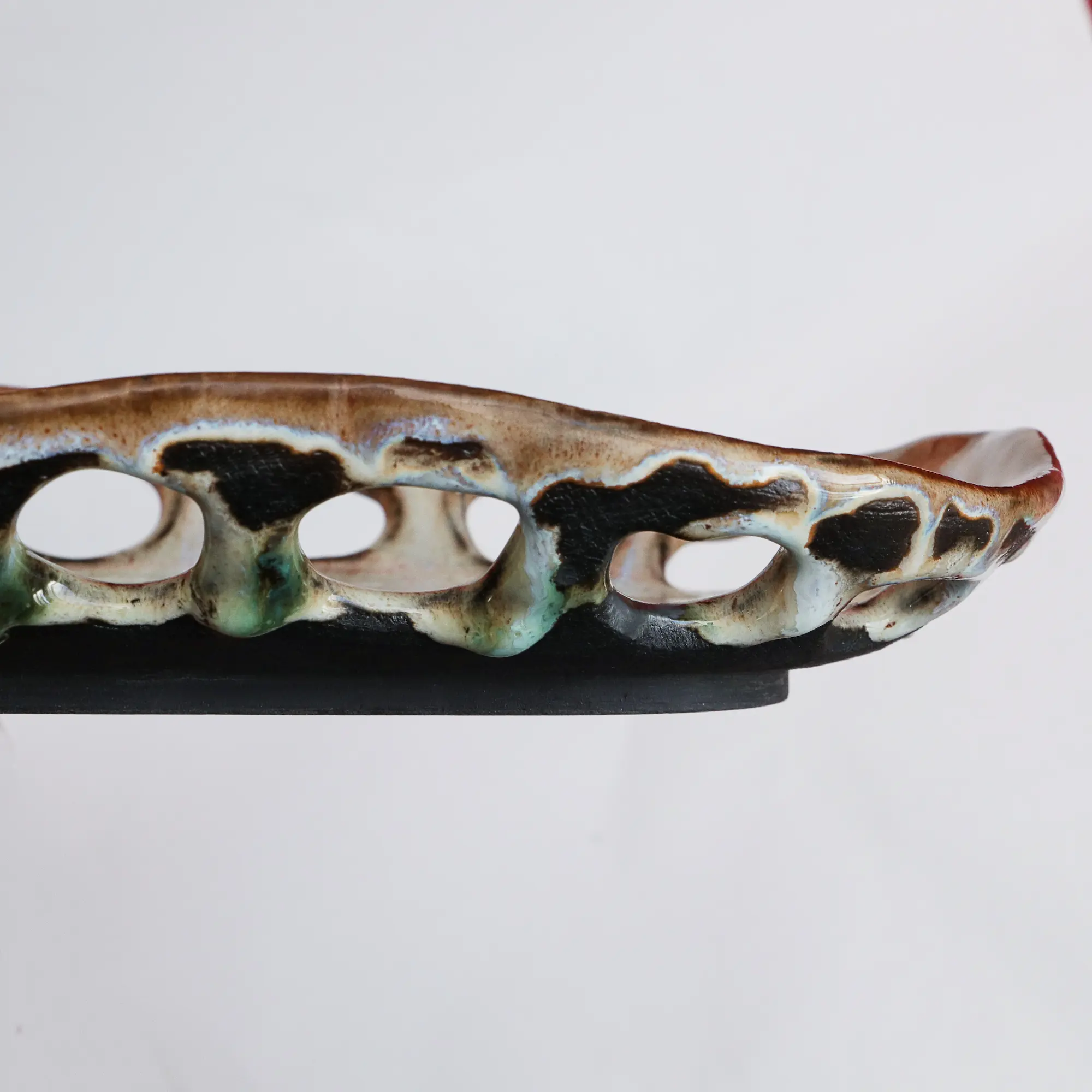 Nahaufnahme Große Künstler Obst Deko Schale Keramik schwarz Steinzeug oval abstrakt beige