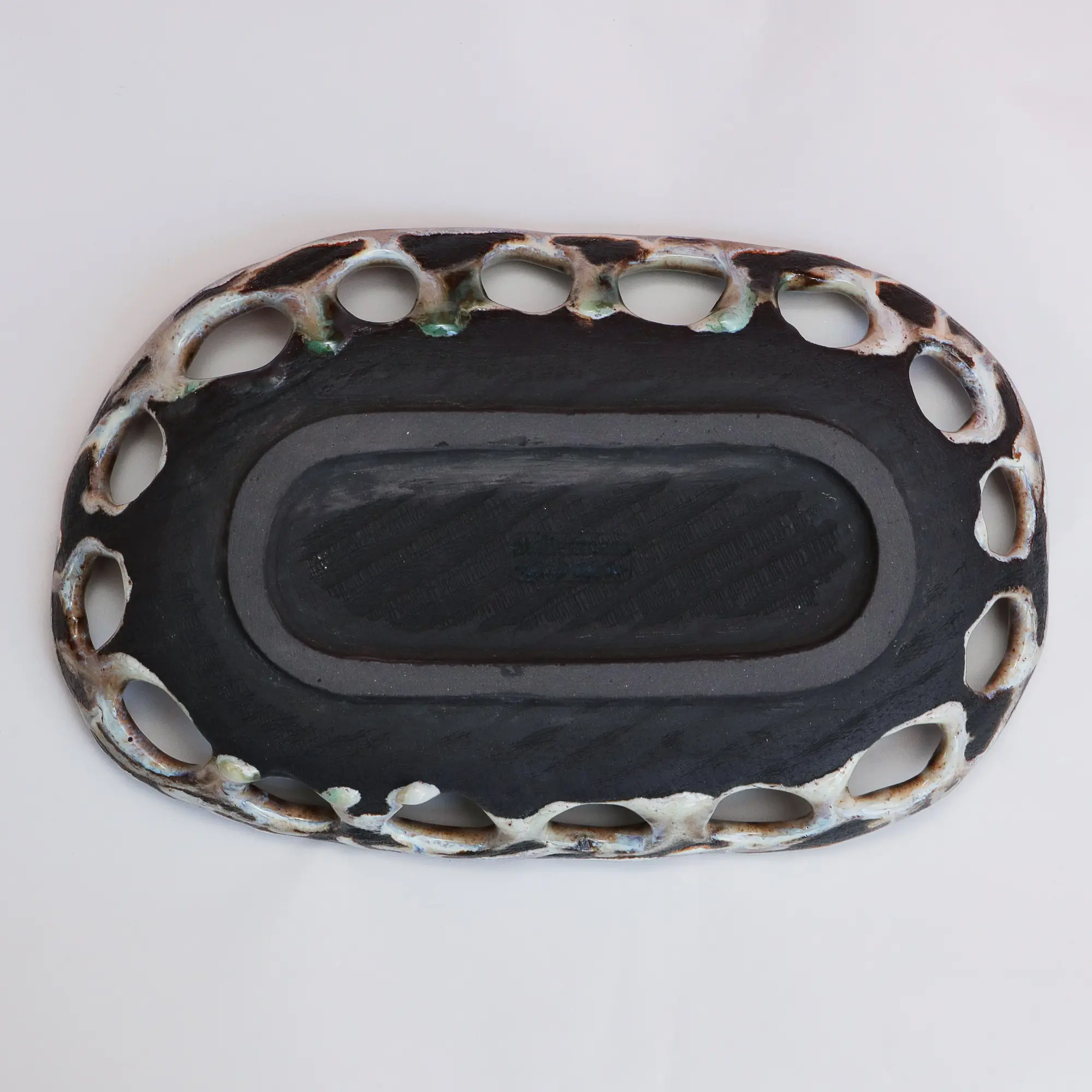 Nahaufnahme Große Künstler Obst Deko Schale Keramik schwarz Steinzeug oval abstrakt beige