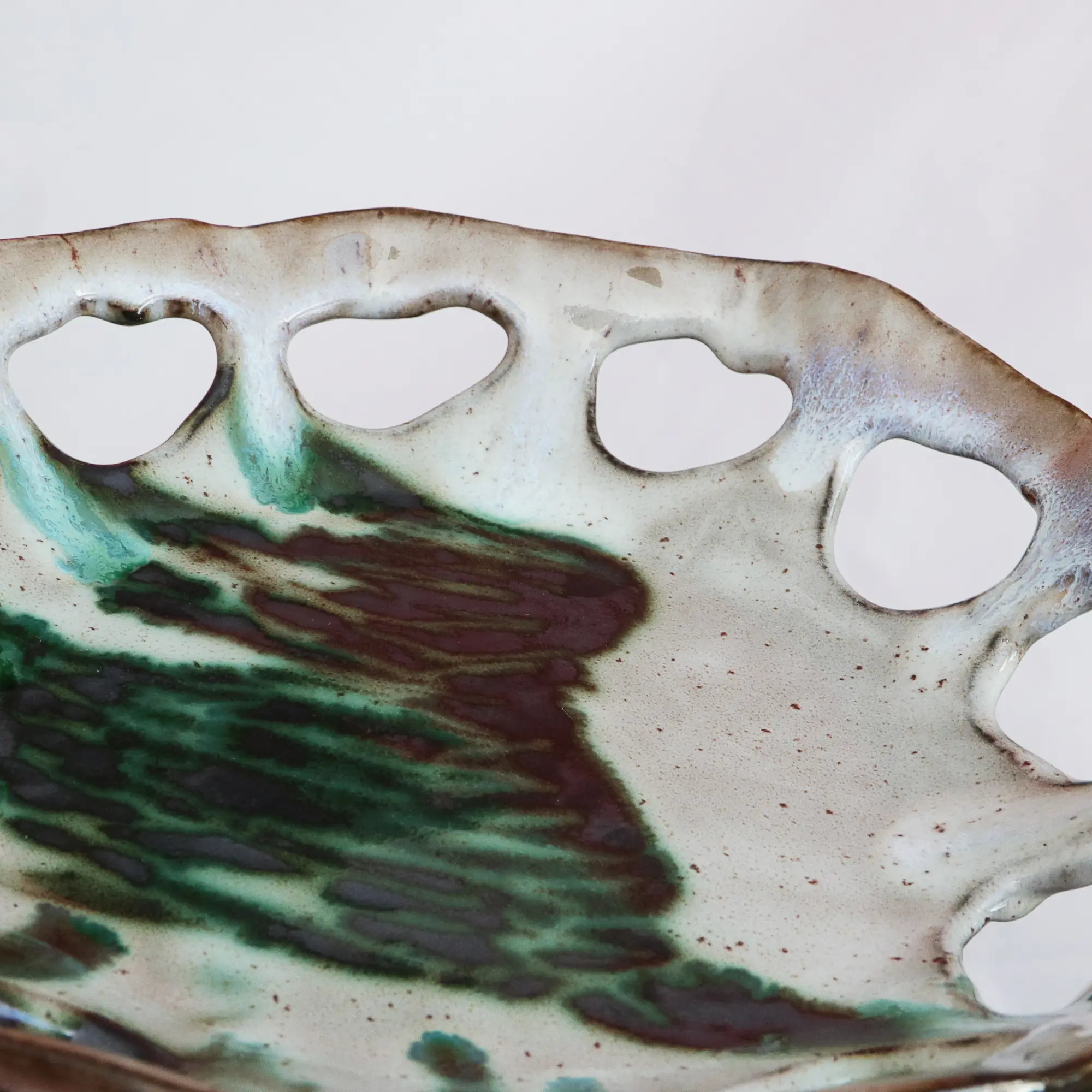 Nahaufnahme Große Künstler Obst Deko Schale Keramik schwarz Steinzeug oval abstrakt beige