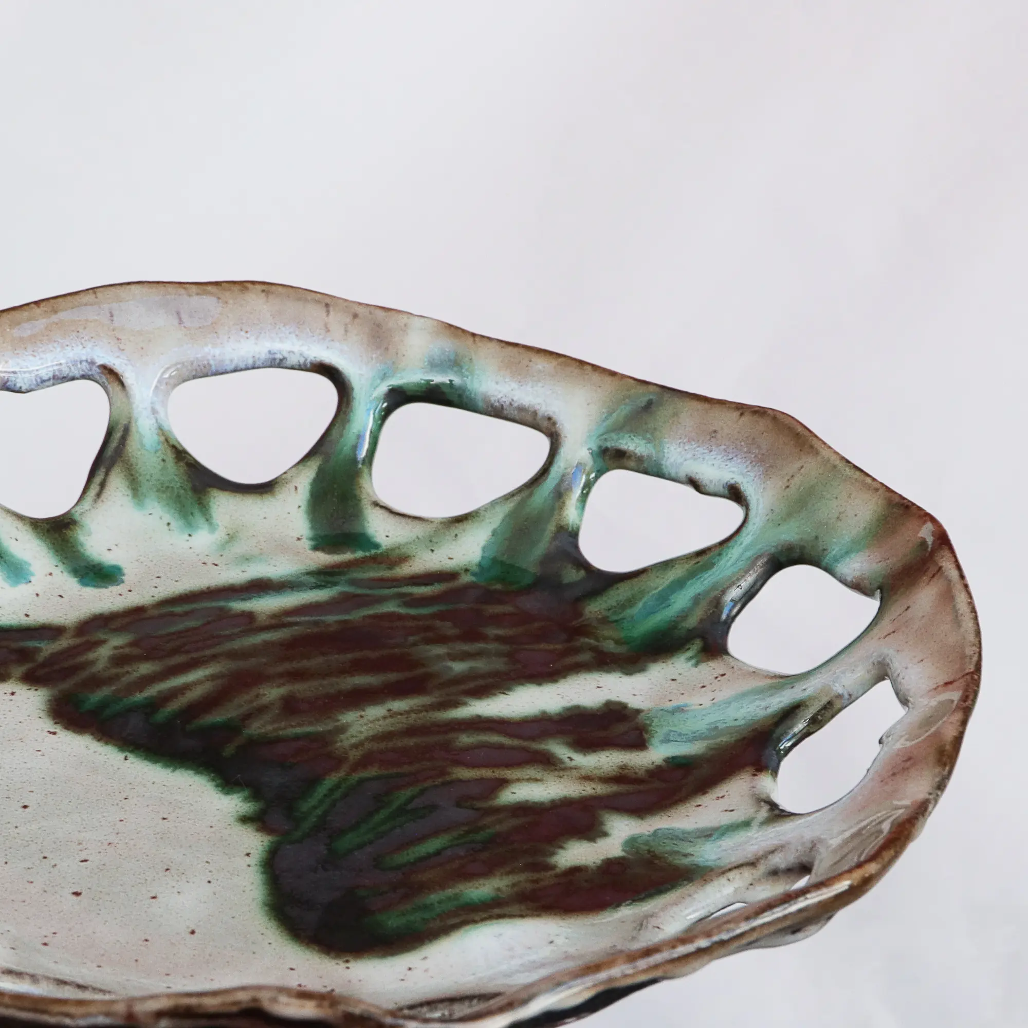 Nahaufnahme Große Künstler Obst Deko Schale Keramik schwarz Steinzeug oval abstrakt beige