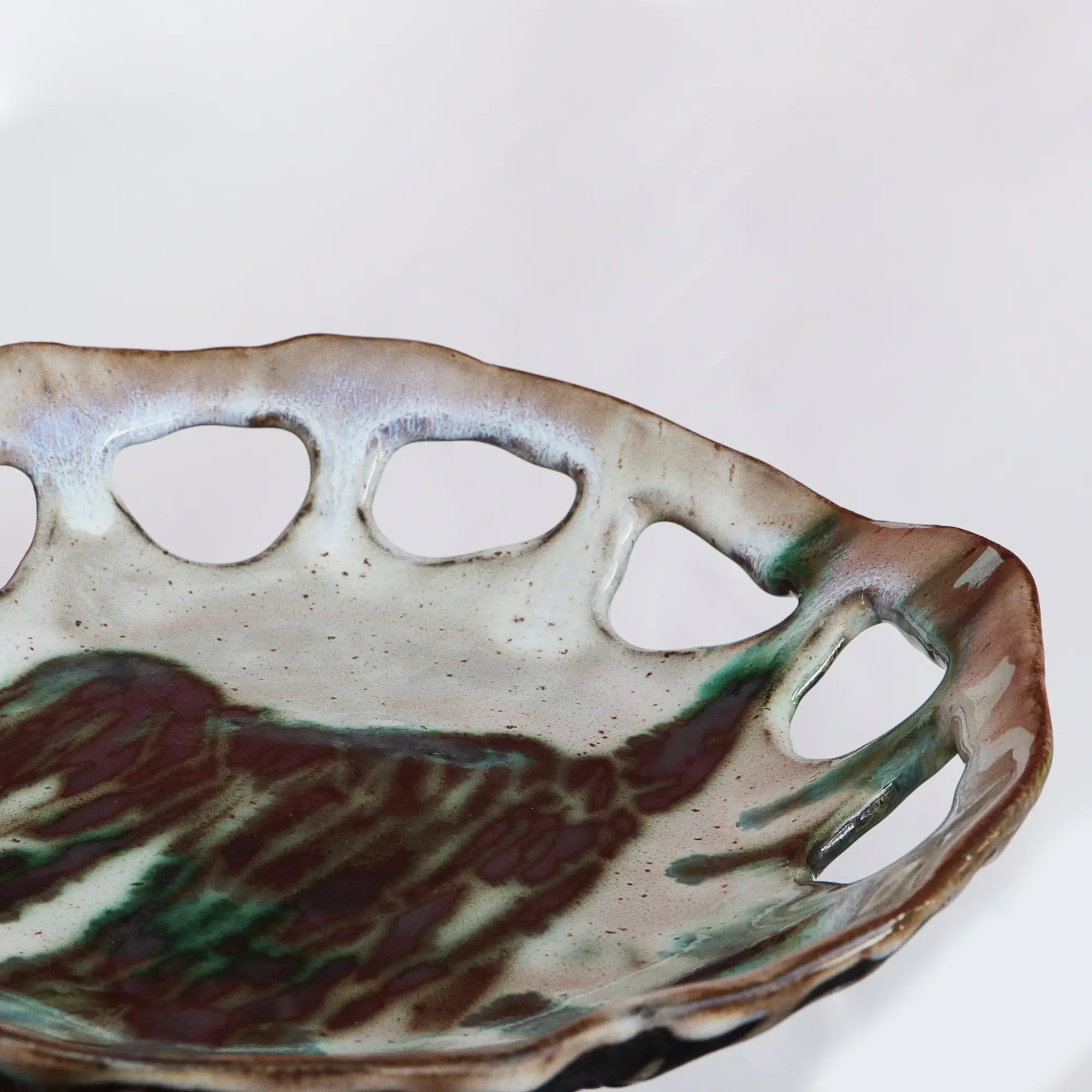 Nahaufnahme Große Künstler Obst Deko Schale Keramik schwarz Steinzeug oval abstrakt beige