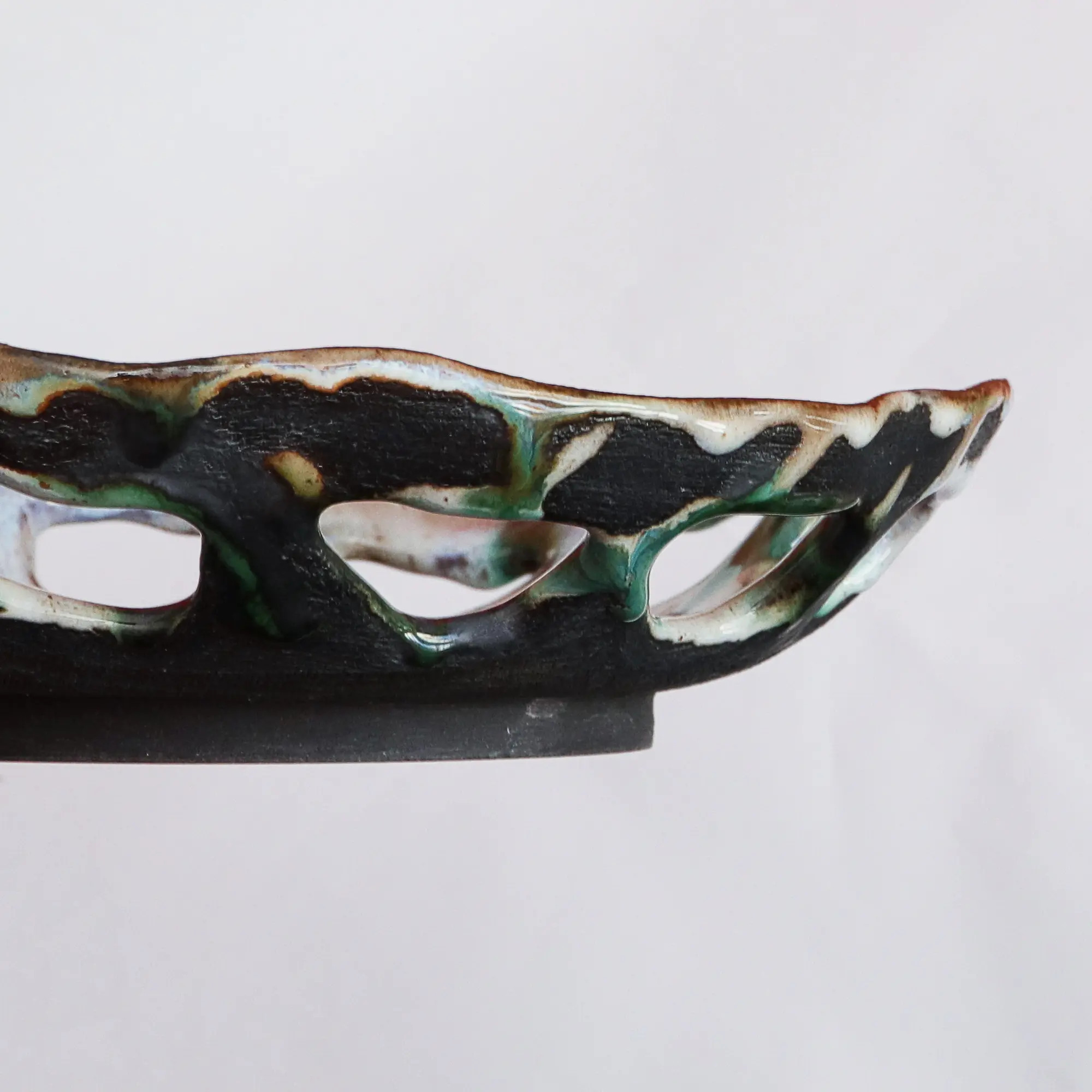 Nahaufnahme Große Künstler Obst Deko Schale Keramik schwarz Steinzeug oval abstrakt beige