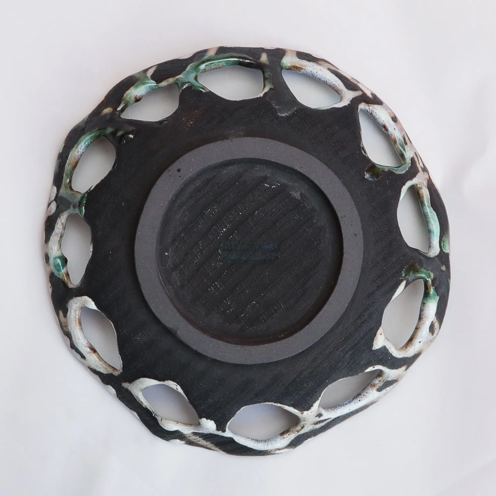 Nahaufnahme Große Künstler Obst Deko Schale Keramik schwarz Steinzeug oval abstrakt beige