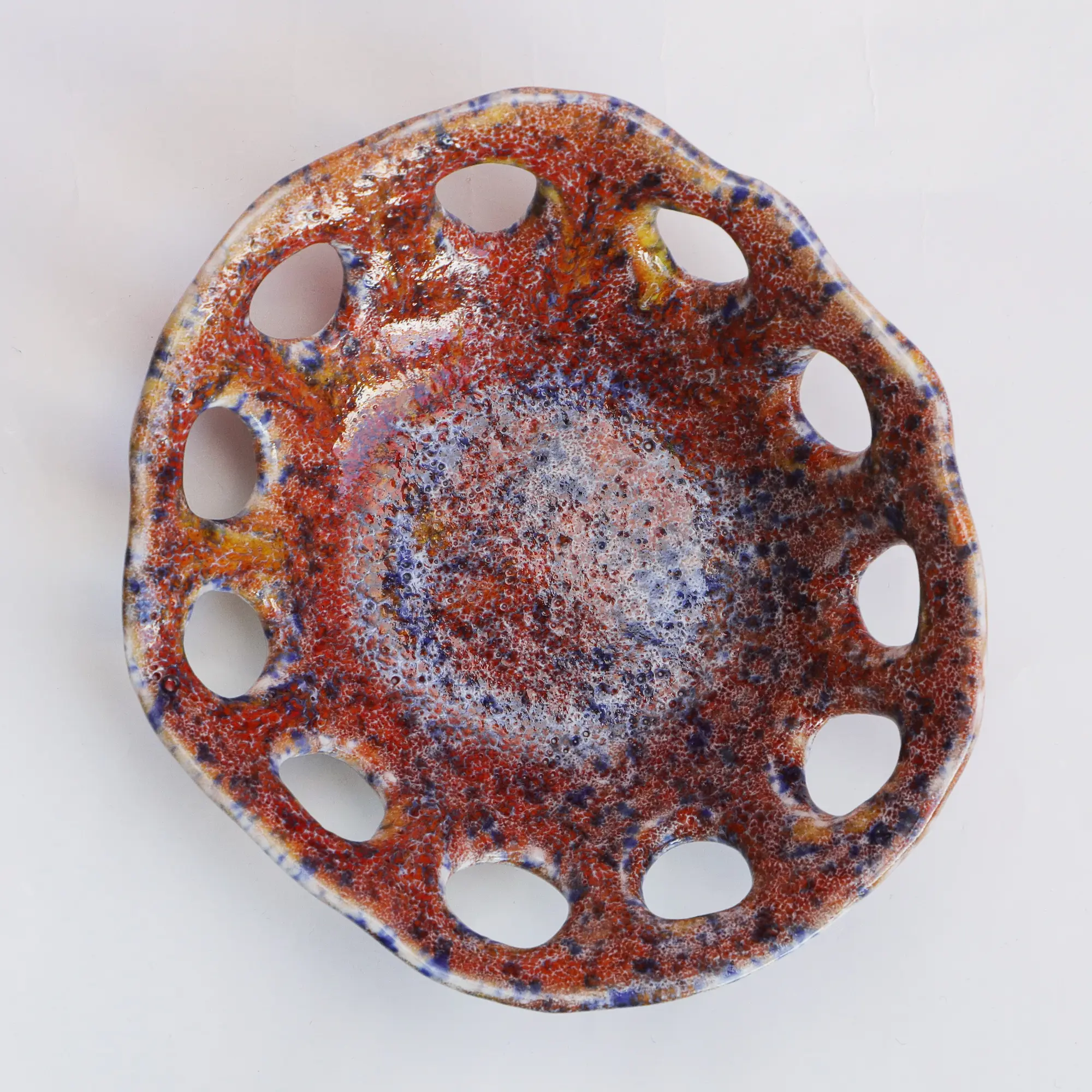 Nahaufnahme XS kleine runde Weichporzellan Schale rot blau weiss Deko Kunst abstrakt Art