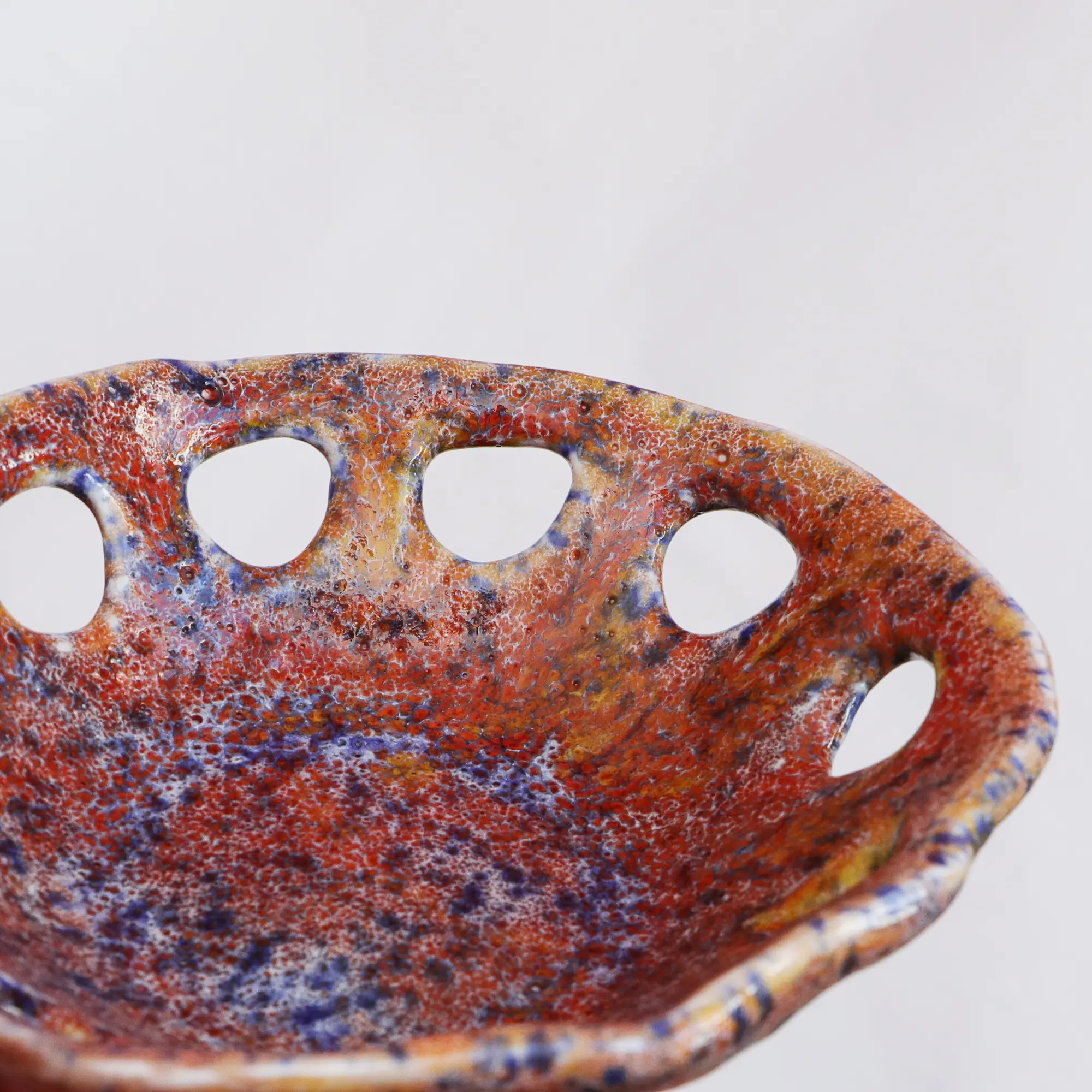 Nahaufnahme XS kleine runde Weichporzellan Schale rot blau weiss Deko Kunst abstrakt Art