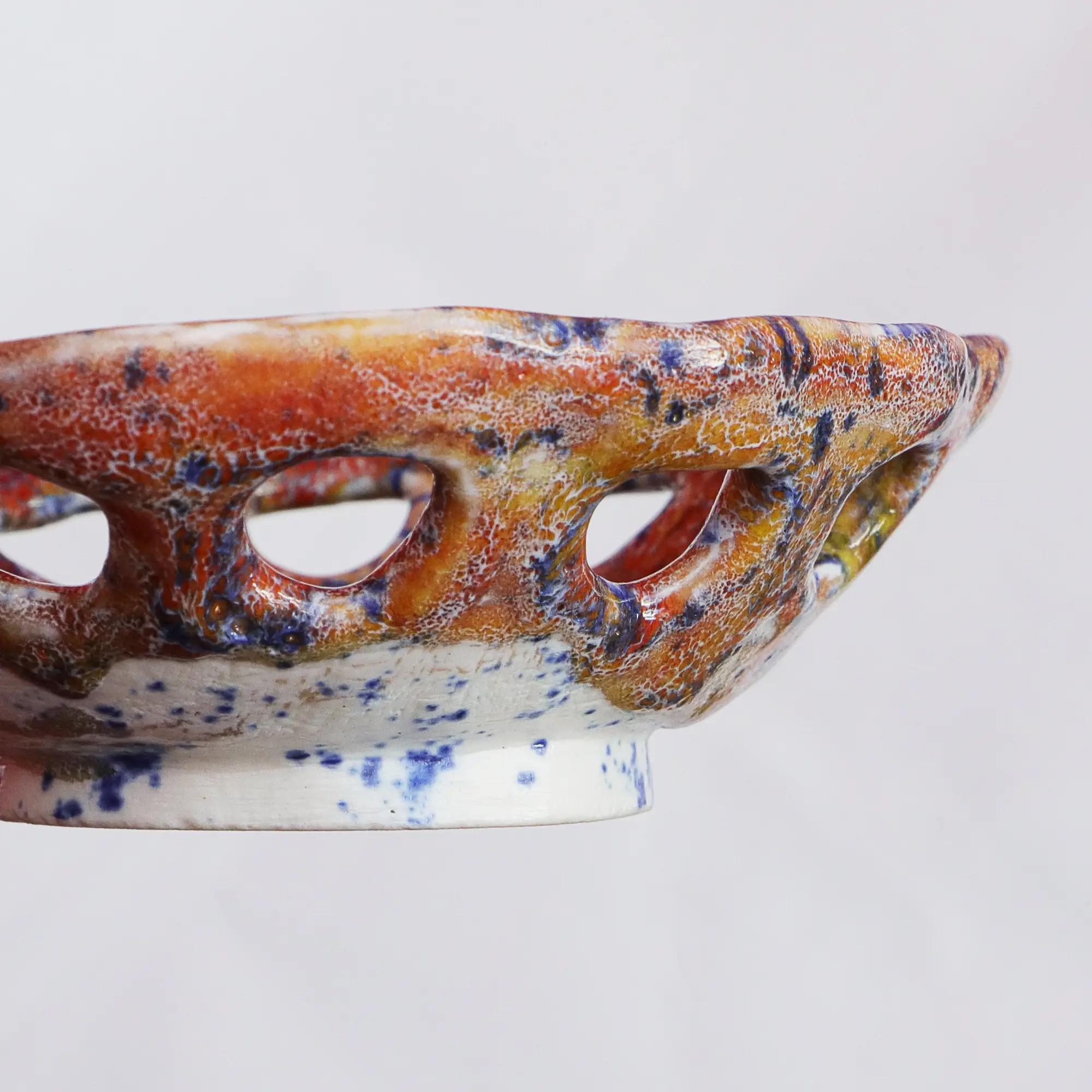 Nahaufnahme XS kleine runde Weichporzellan Schale rot blau weiss Deko Kunst abstrakt Art