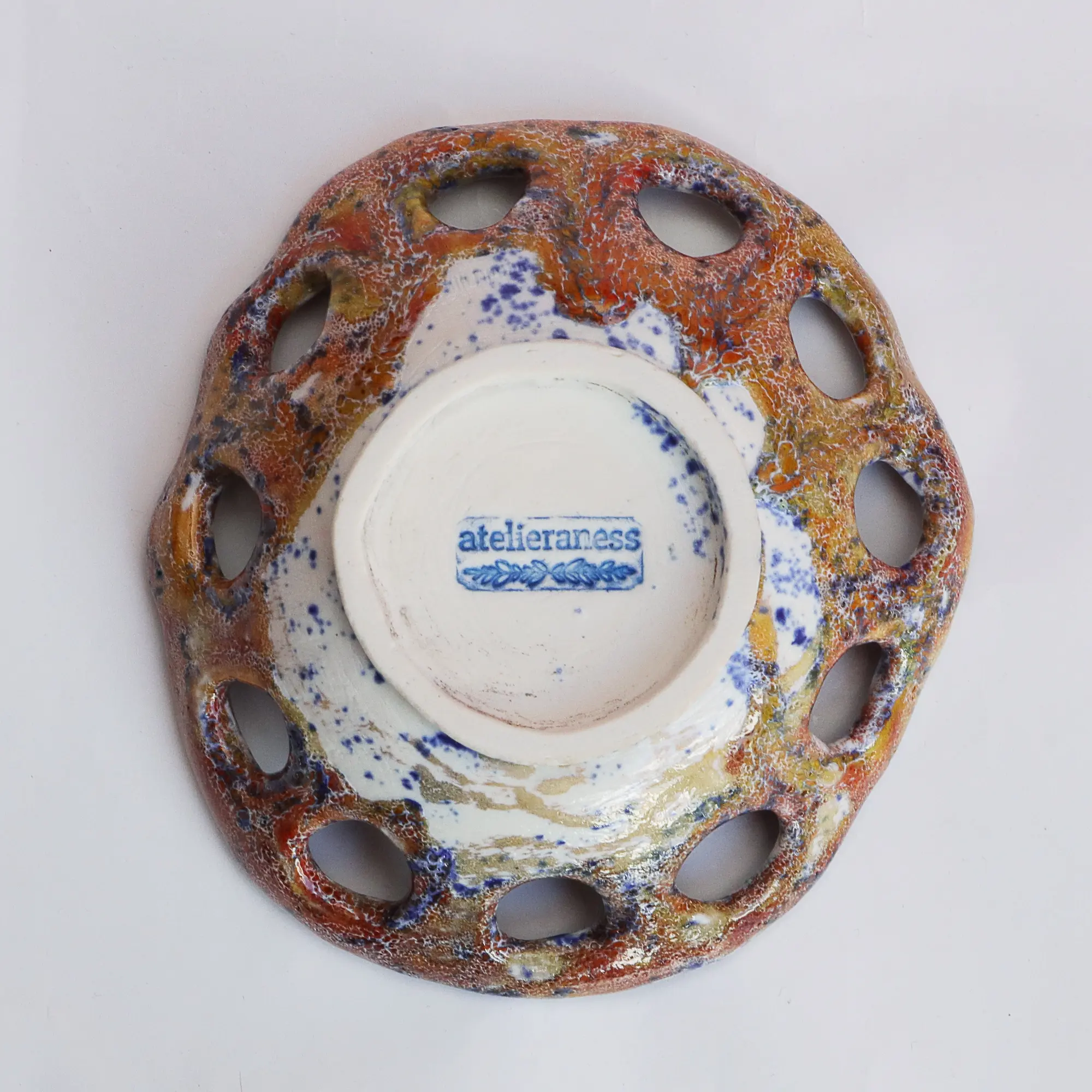 Nahaufnahme XS kleine runde Weichporzellan Schale rot blau weiss Deko Kunst abstrakt Art