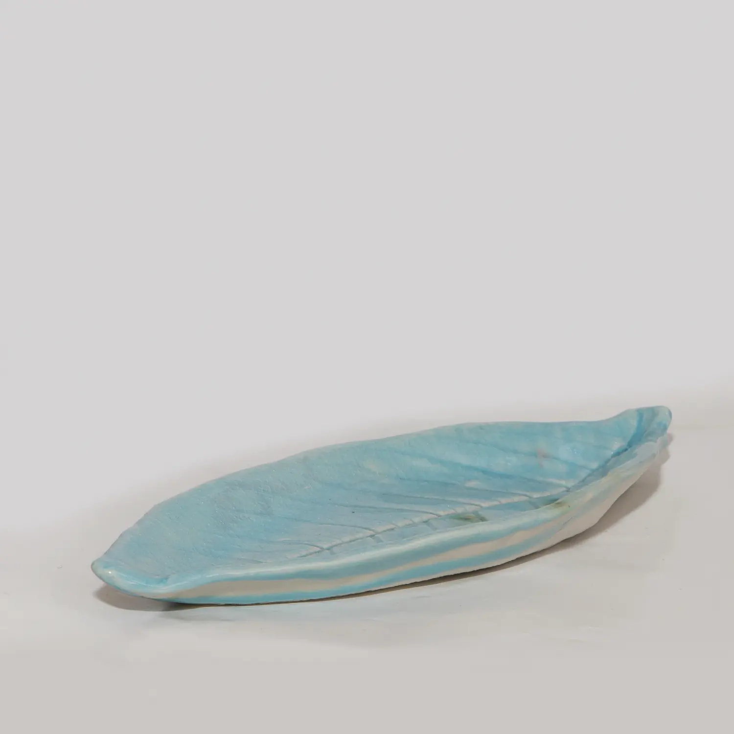 kleines Deko Blatt Schmuck Schale Porzellan Künstler hellblau weiß Unikat Art