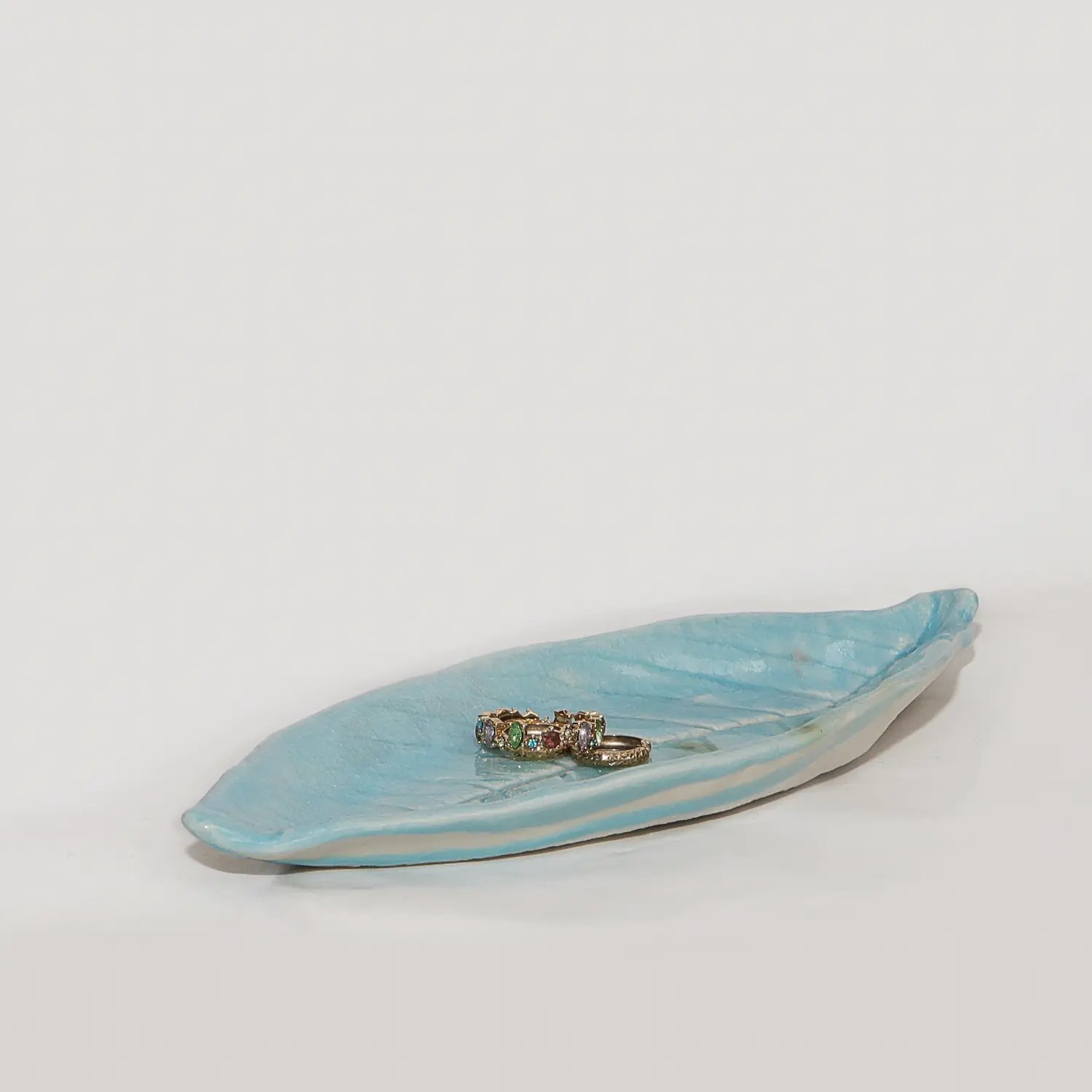 Nahaufnahme kleines Deko Blatt Schmuck Schale Porzellan Künstler hellblau weiß Unikat Art