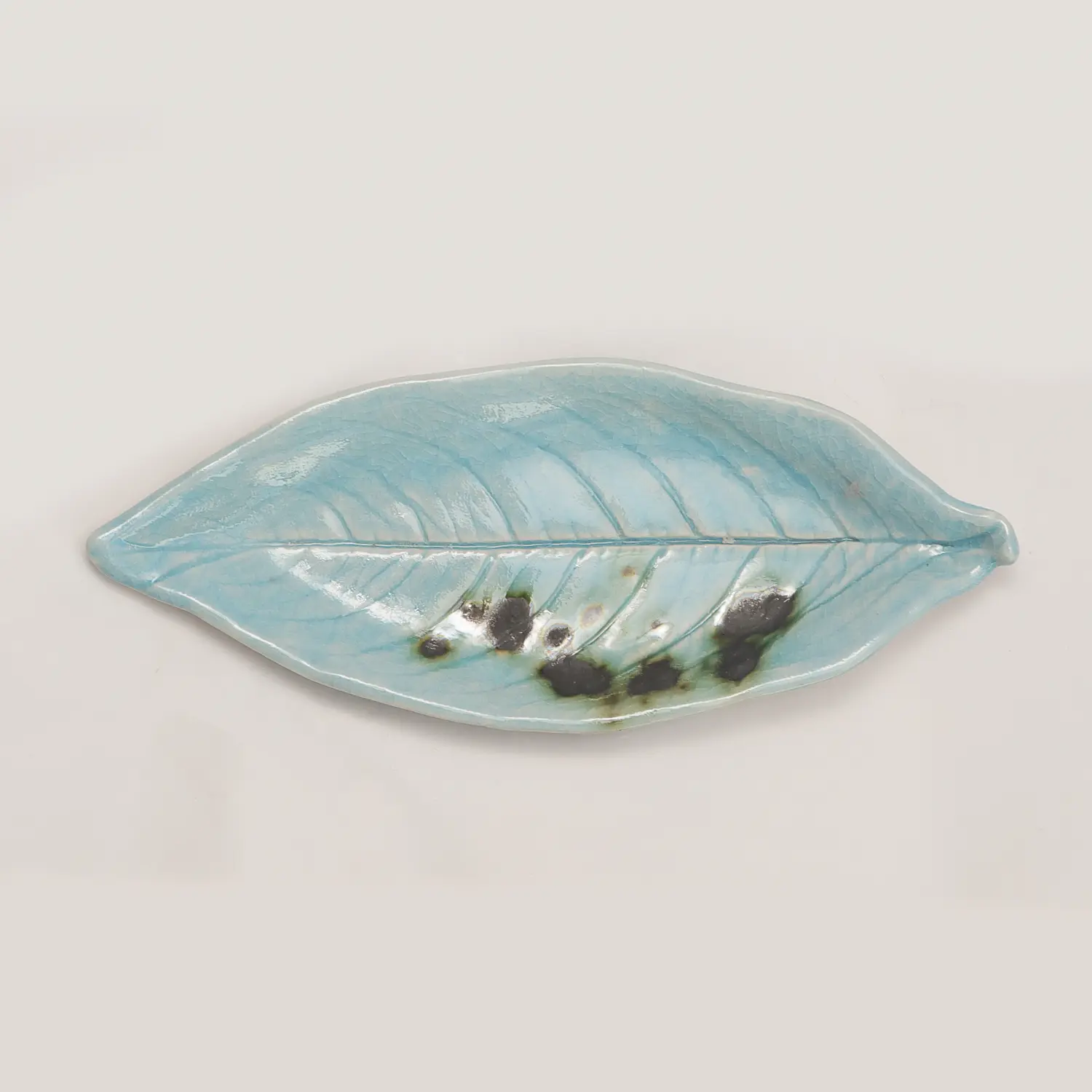 Nahaufnahme kleines Deko Blatt Schmuck Schale Porzellan Künstler hellblau weiß Unikat Art