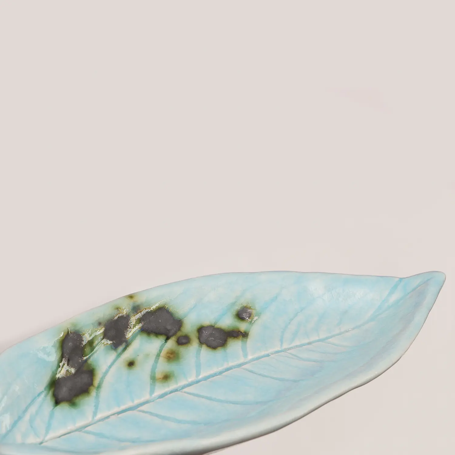 Nahaufnahme kleines Deko Blatt Schmuck Schale Porzellan Künstler hellblau weiß Unikat Art