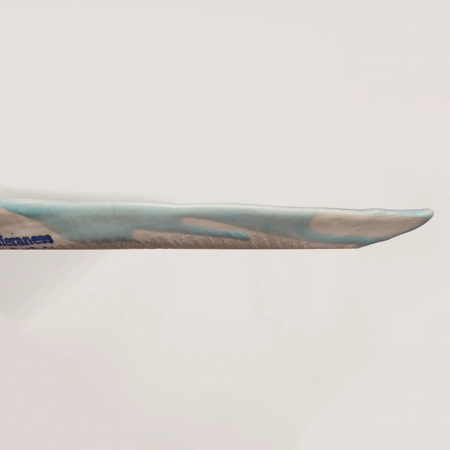 Nahaufnahme kleines Deko Blatt Schmuck Schale Porzellan Künstler hellblau weiß Unikat Art