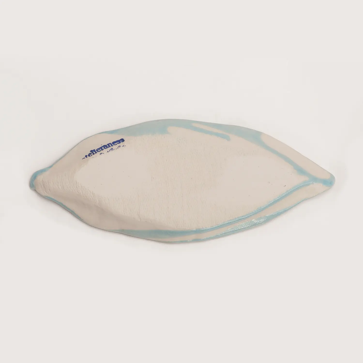 Nahaufnahme kleines Deko Blatt Schmuck Schale Porzellan Künstler hellblau weiß Unikat Art