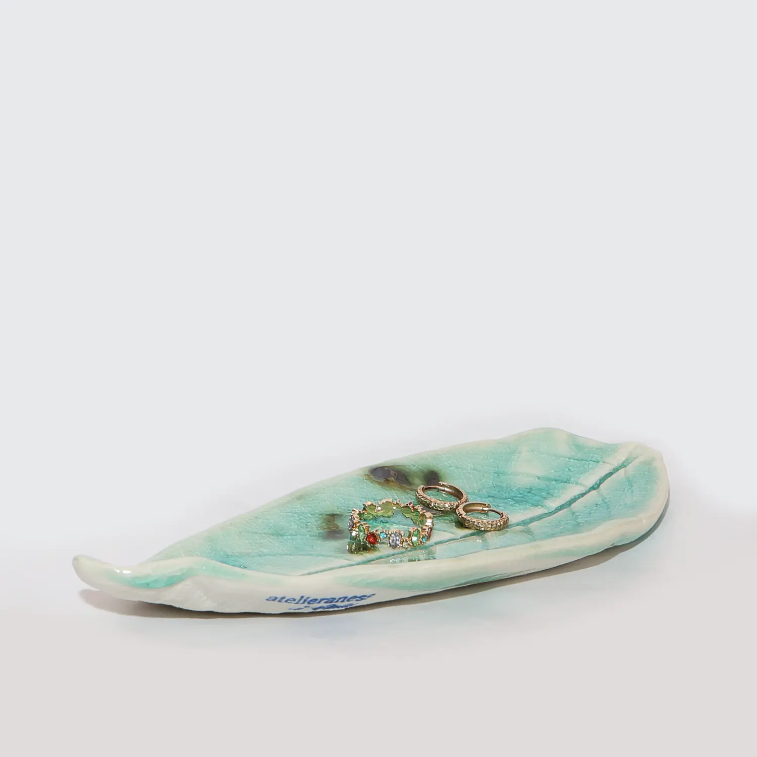 Nahaufnahme kleines Deko Blatt Schmuck Schale Porzellan Künstler türkis weiß Unikat Art