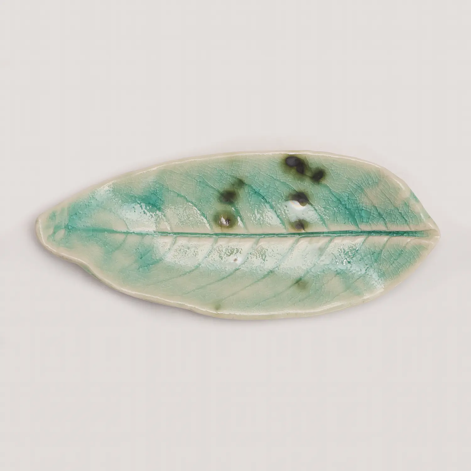 Nahaufnahme kleines Deko Blatt Schmuck Schale Porzellan Künstler türkis weiß Unikat Art