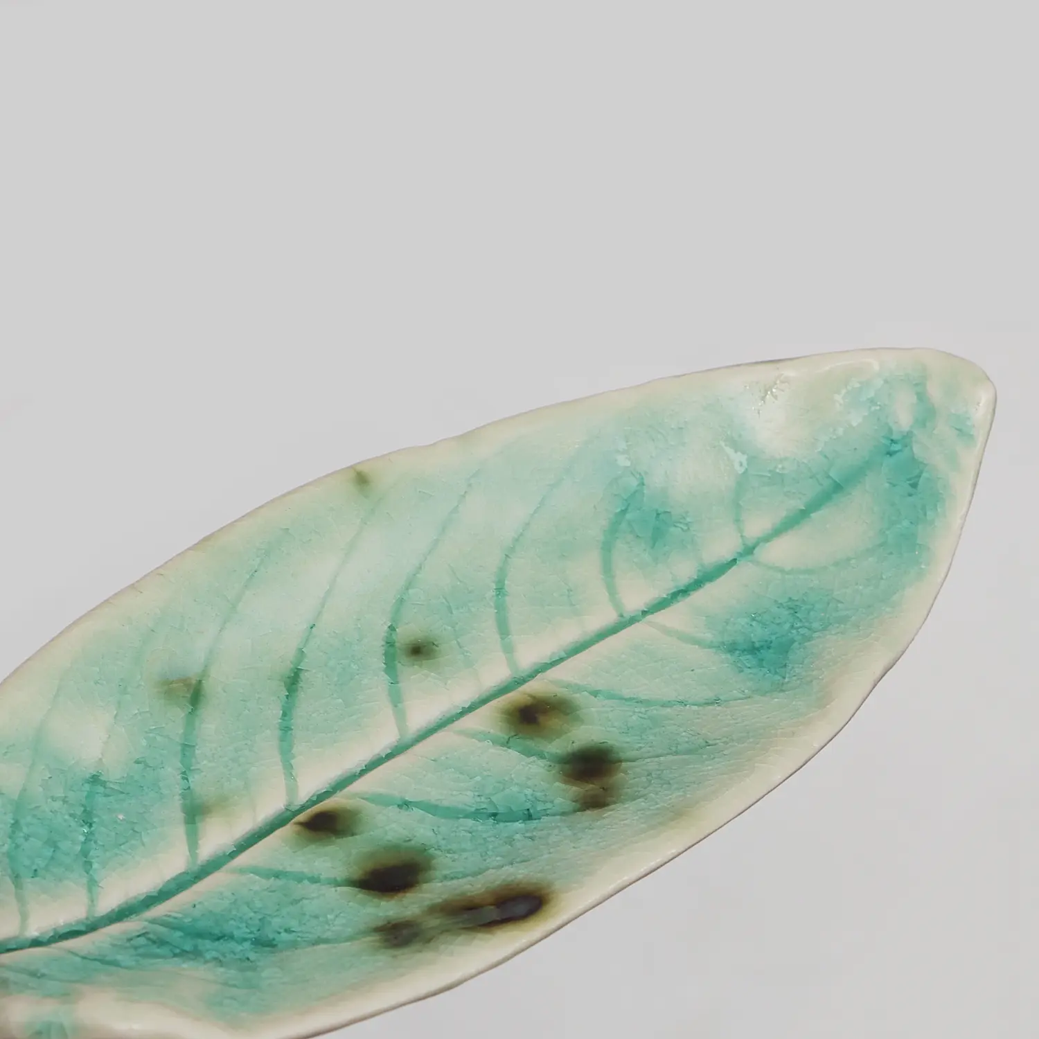 Nahaufnahme kleines Deko Blatt Schmuck Schale Porzellan Künstler türkis weiß Unikat Art