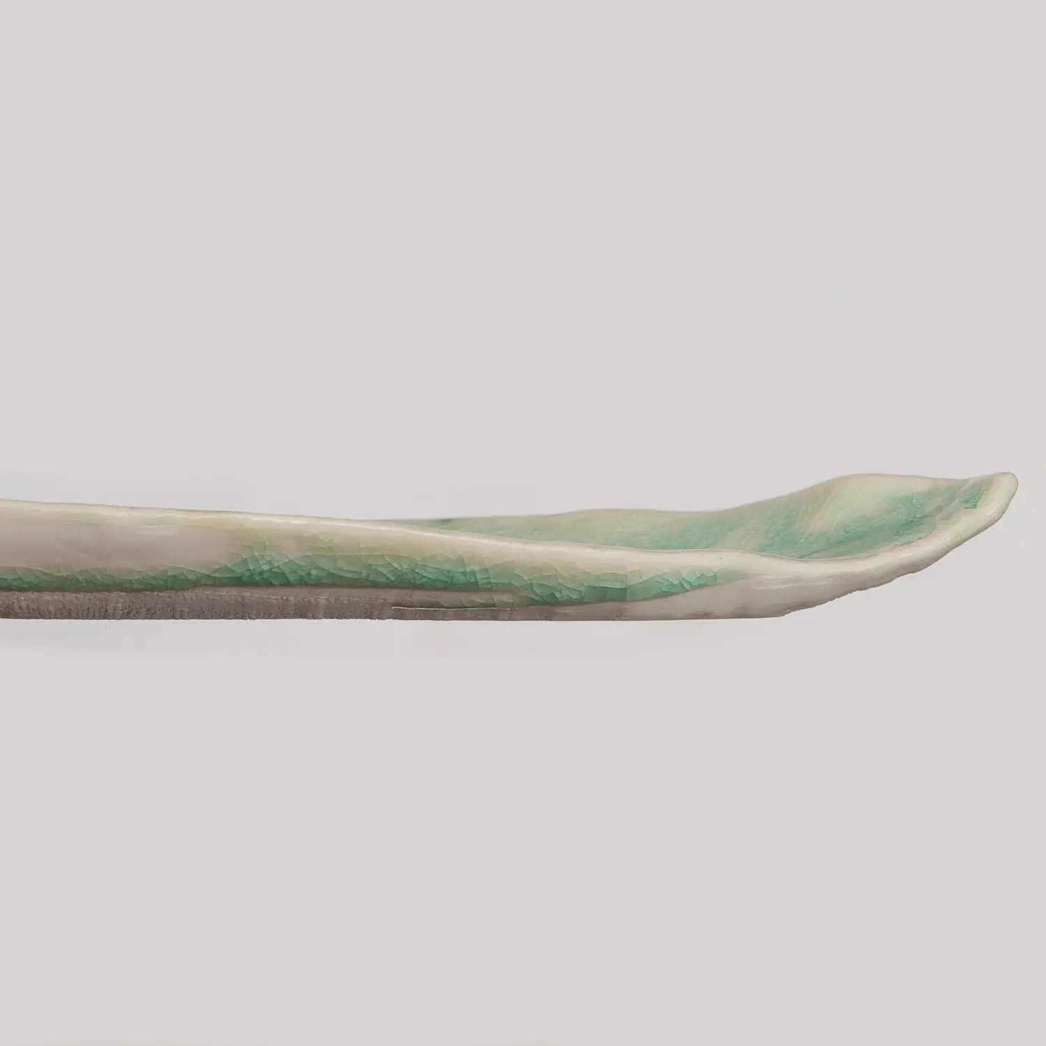 Nahaufnahme kleines Deko Blatt Schmuck Schale Porzellan Künstler türkis weiß Unikat Art