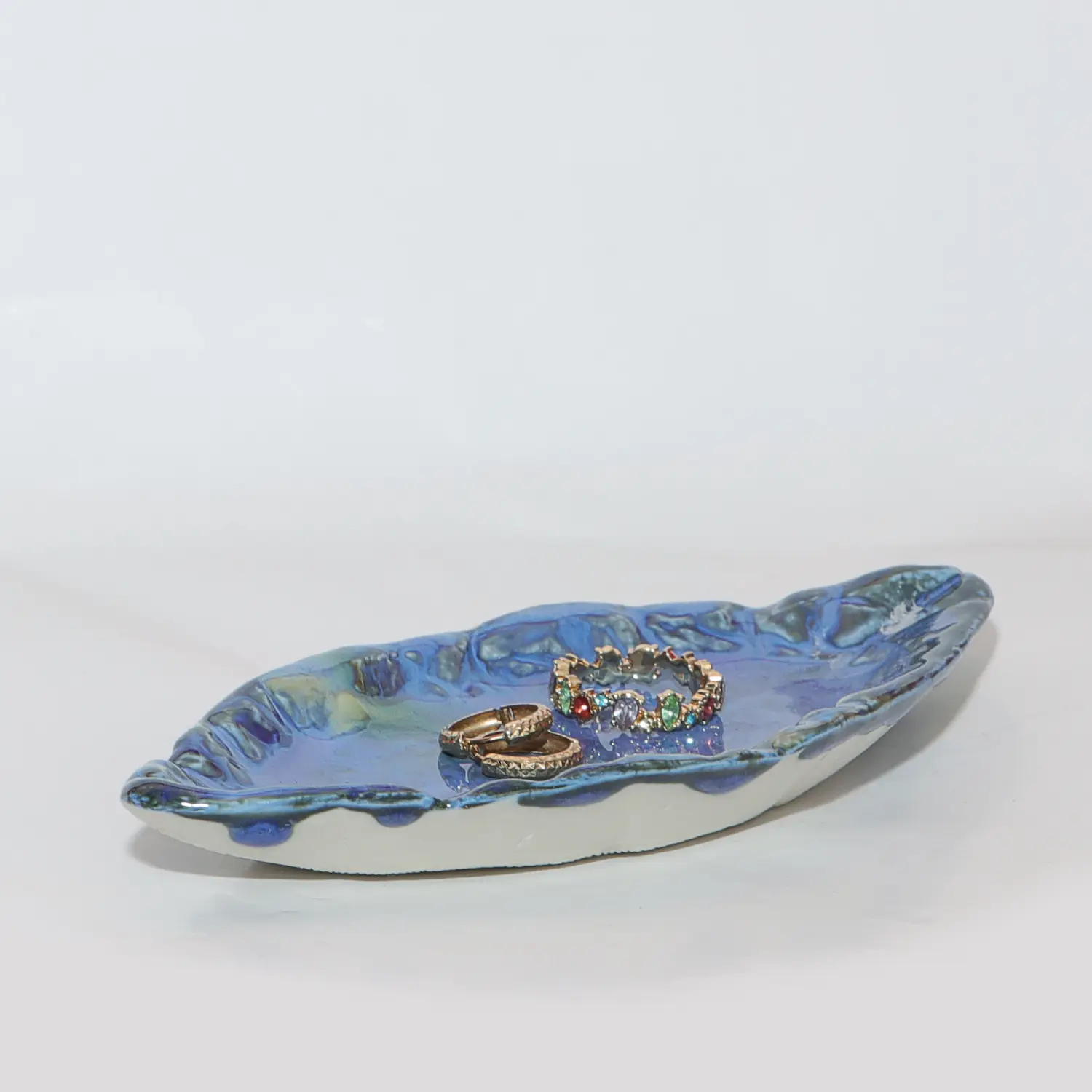 Nahaufnahme kleines Deko Blatt Schmuck Schale Porzellan Künstler blau weiß Unikat Kunst