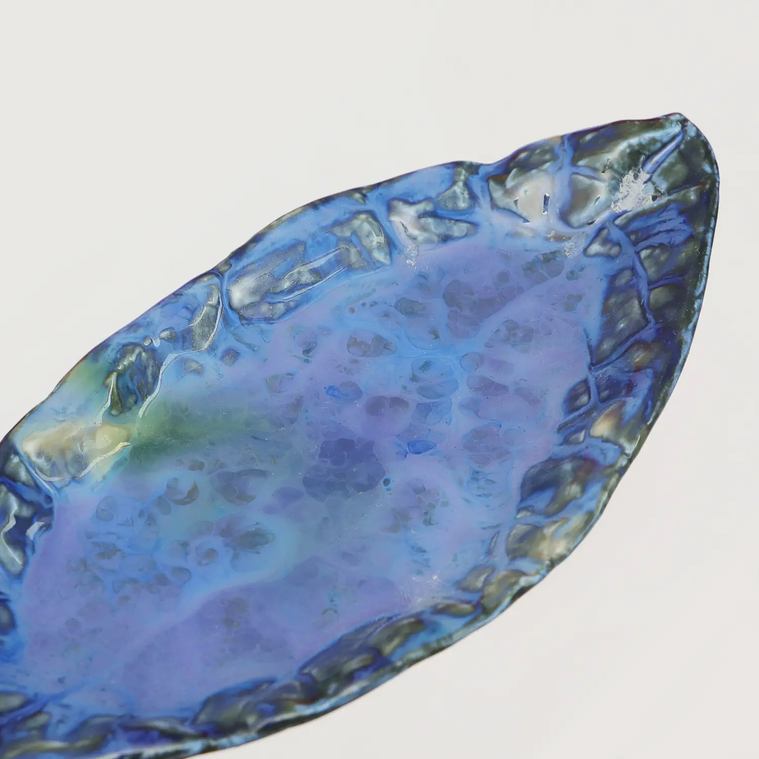 Nahaufnahme kleines Deko Blatt Schmuck Schale Porzellan Künstler blau weiß Unikat Kunst