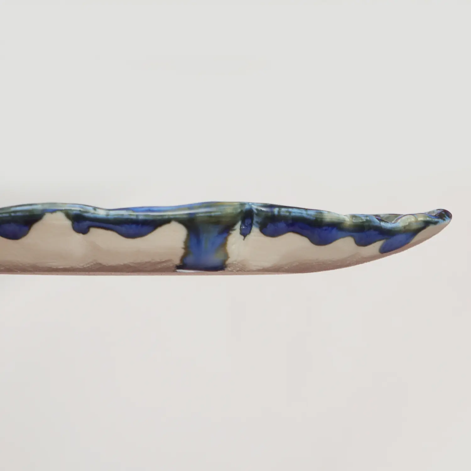 Nahaufnahme kleines Deko Blatt Schmuck Schale Porzellan Künstler blau weiß Unikat Kunst