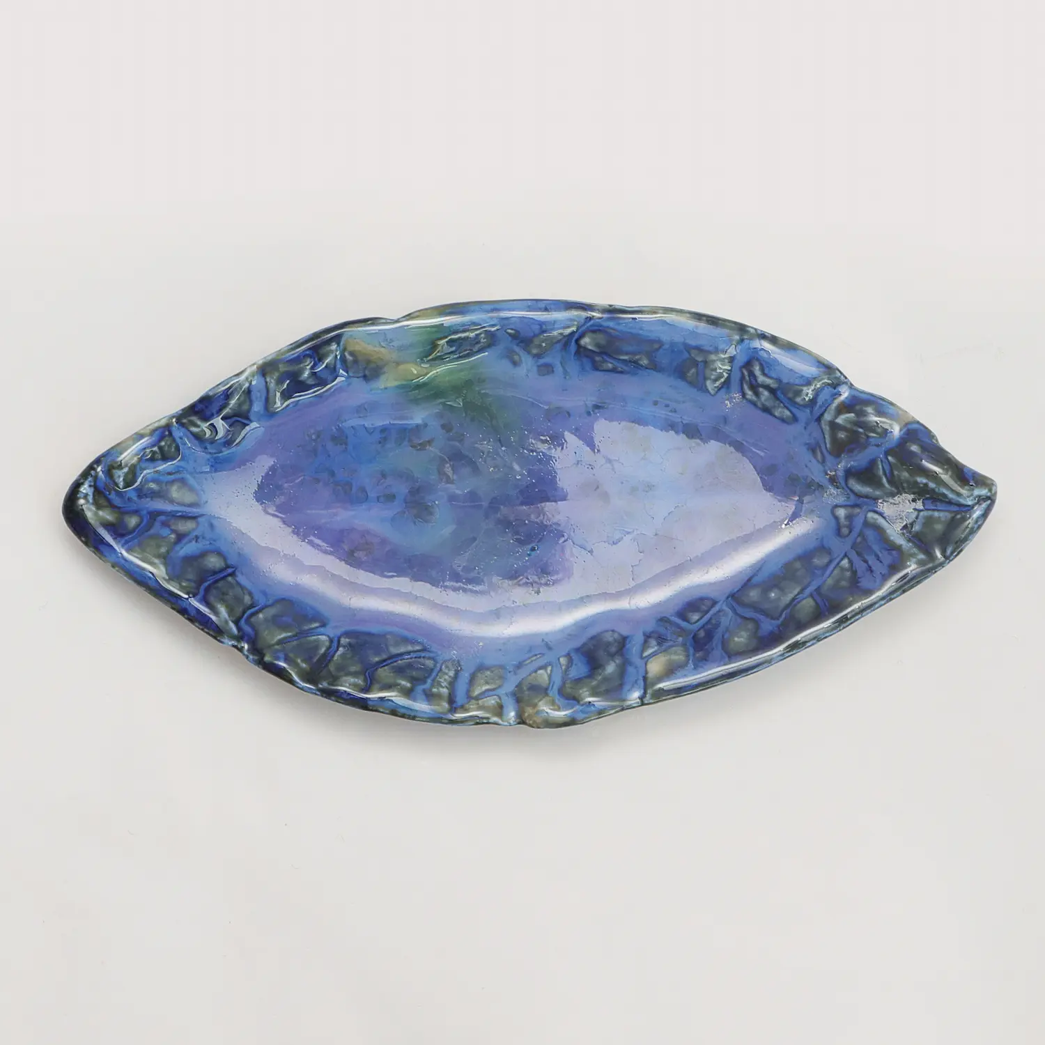 Nahaufnahme kleines Deko Blatt Schmuck Schale Porzellan Künstler blau weiß Unikat Kunst